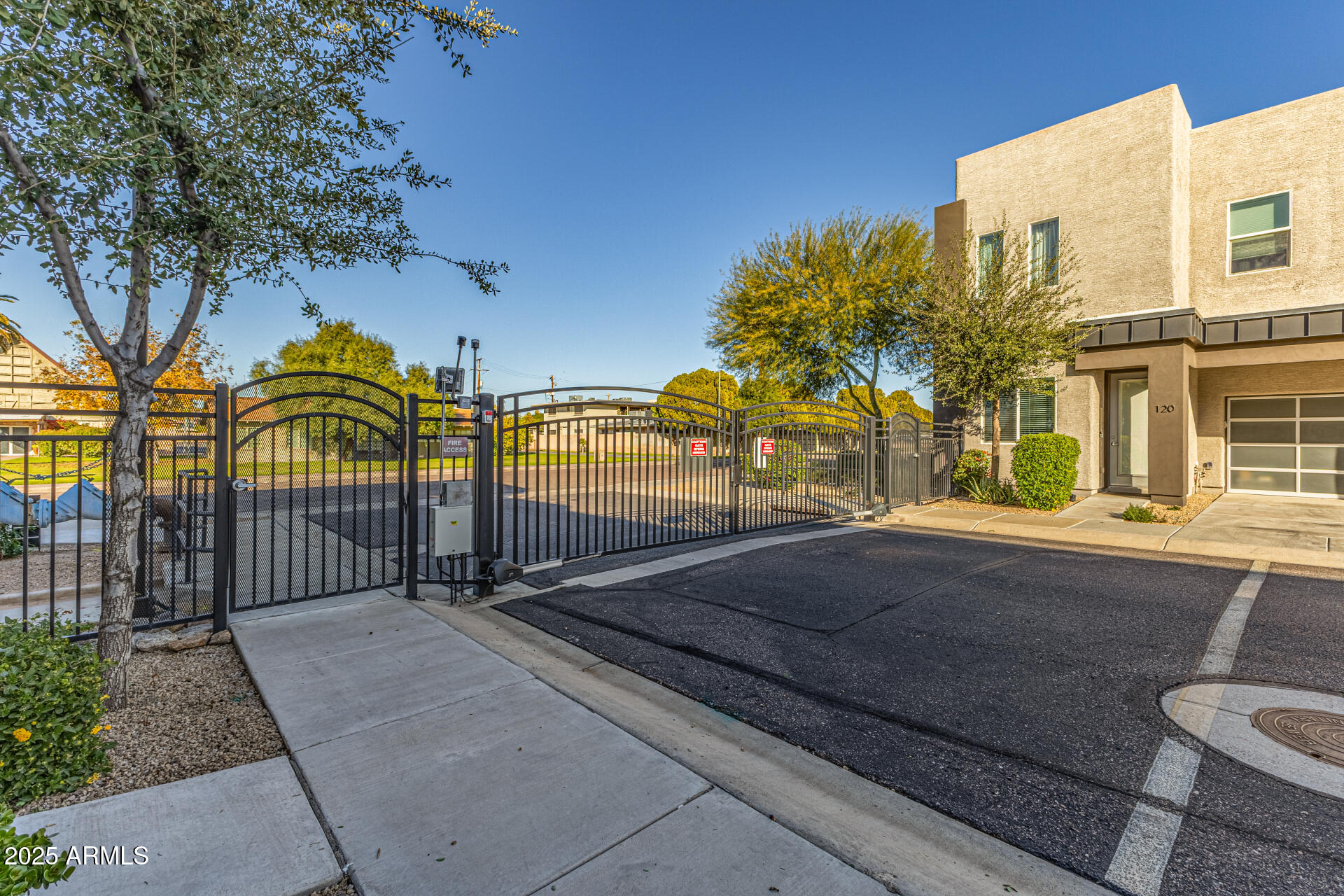 2315 E PINCHOT Avenue 113