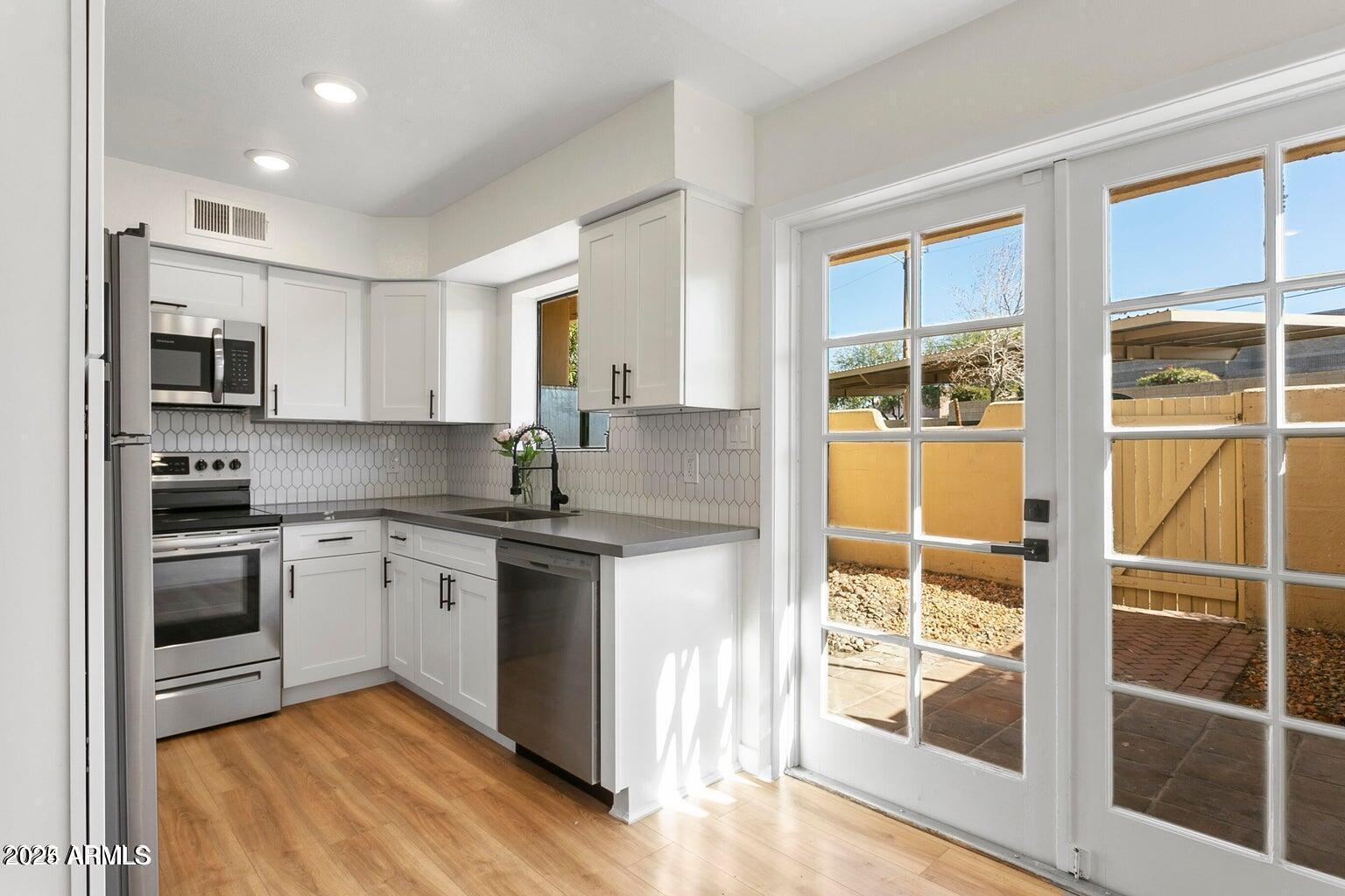 1425 E DESERT COVE Avenue 33