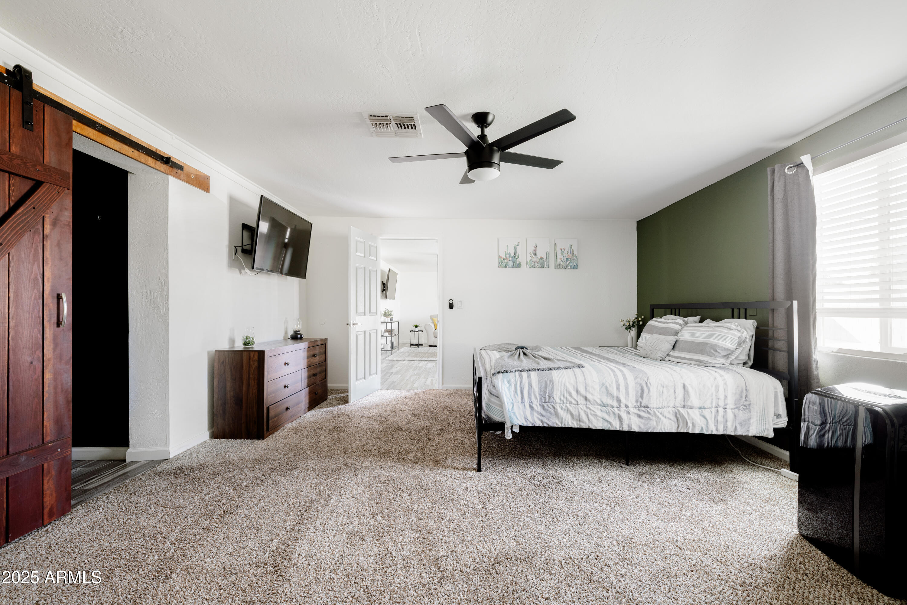 2318 W PINCHOT Avenue