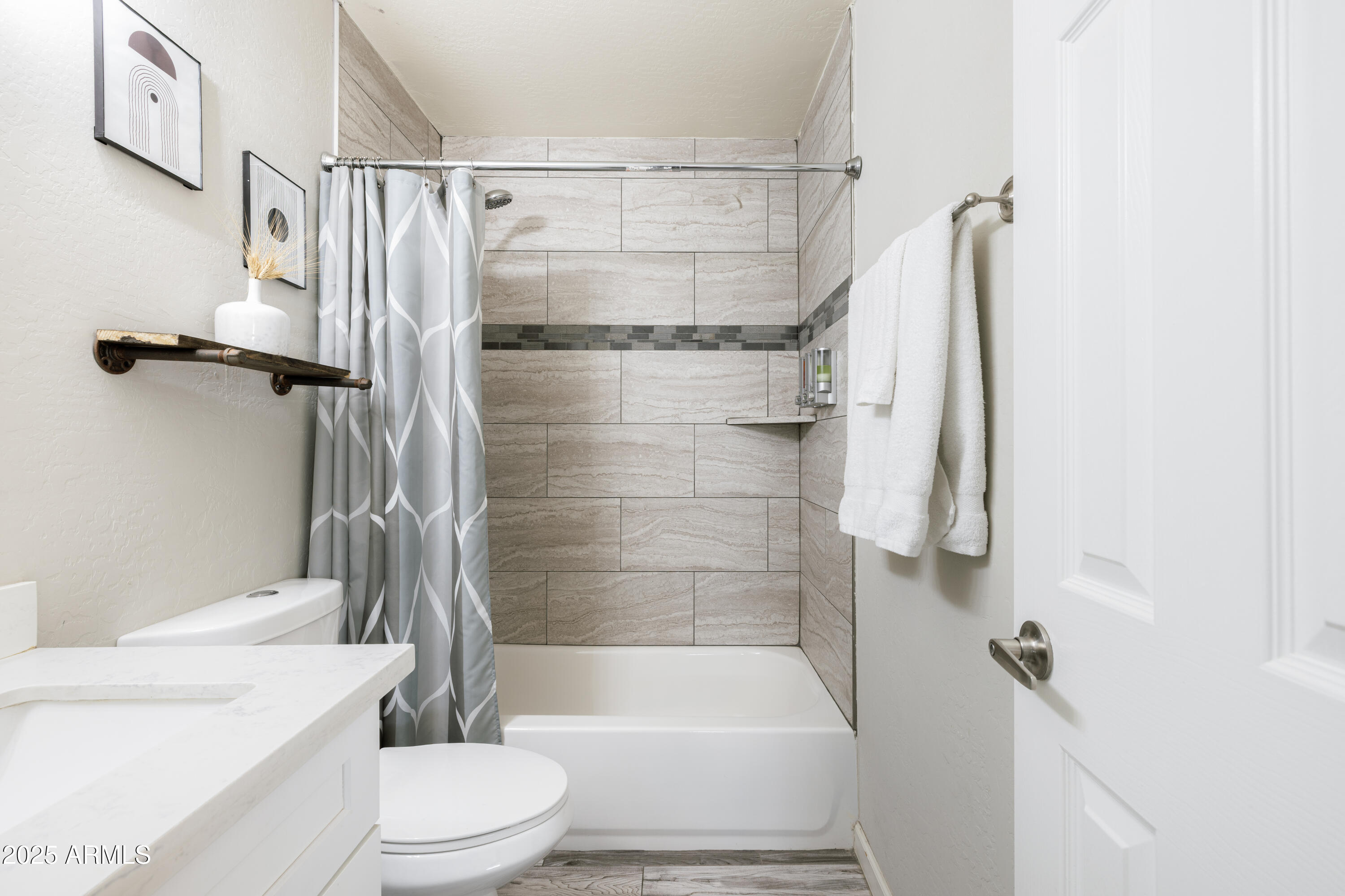 2318 W PINCHOT Avenue