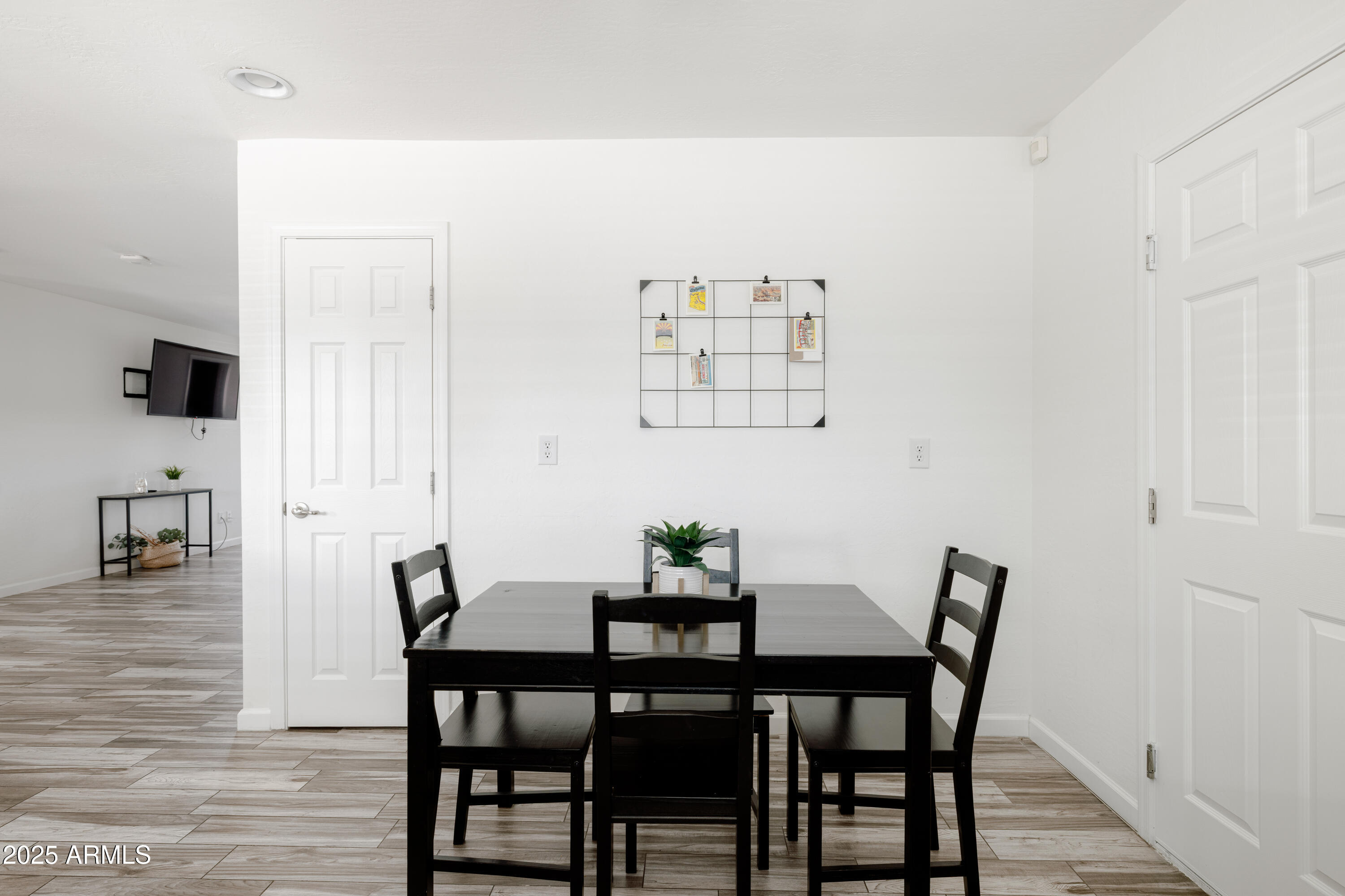 2318 W PINCHOT Avenue