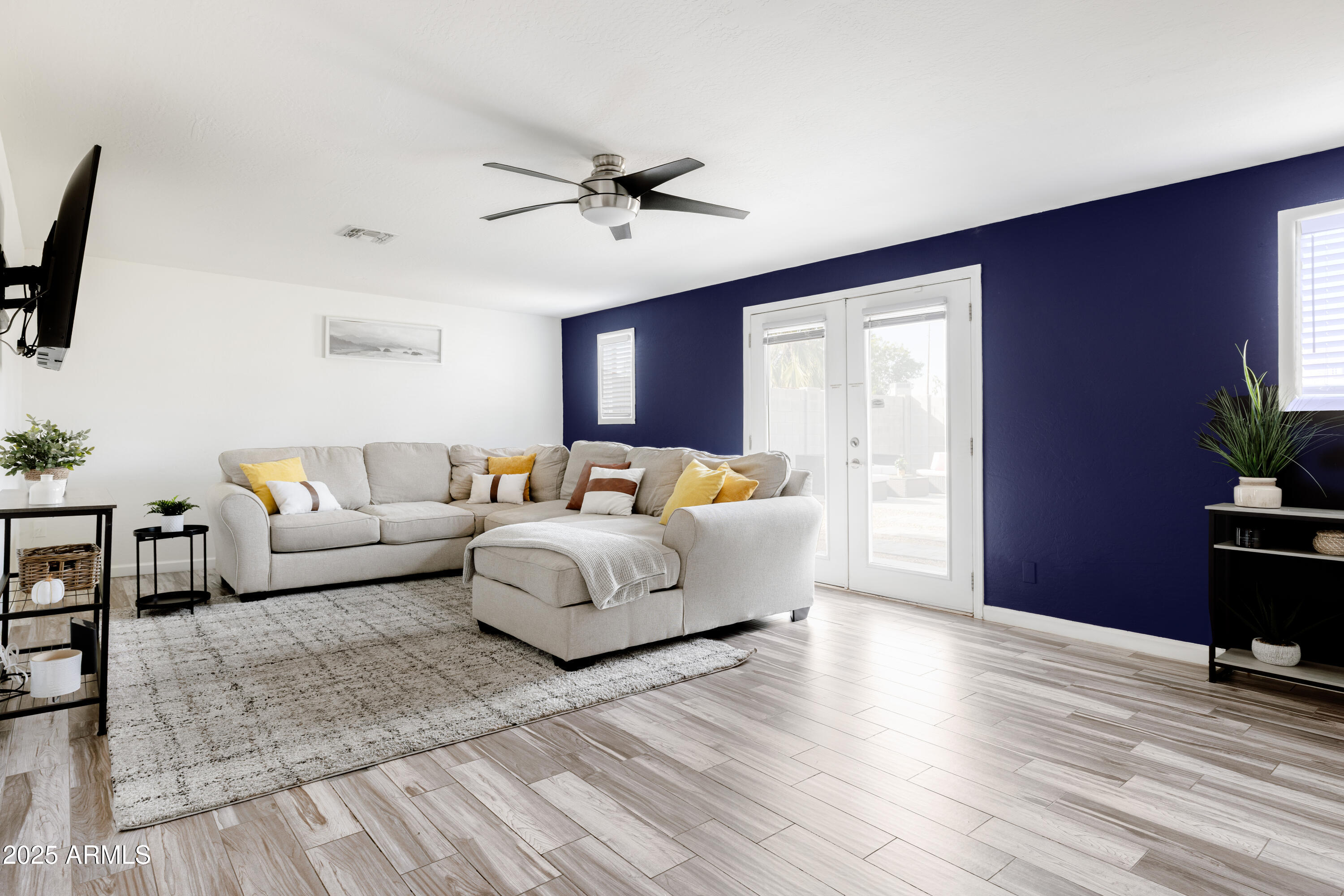 2318 W PINCHOT Avenue