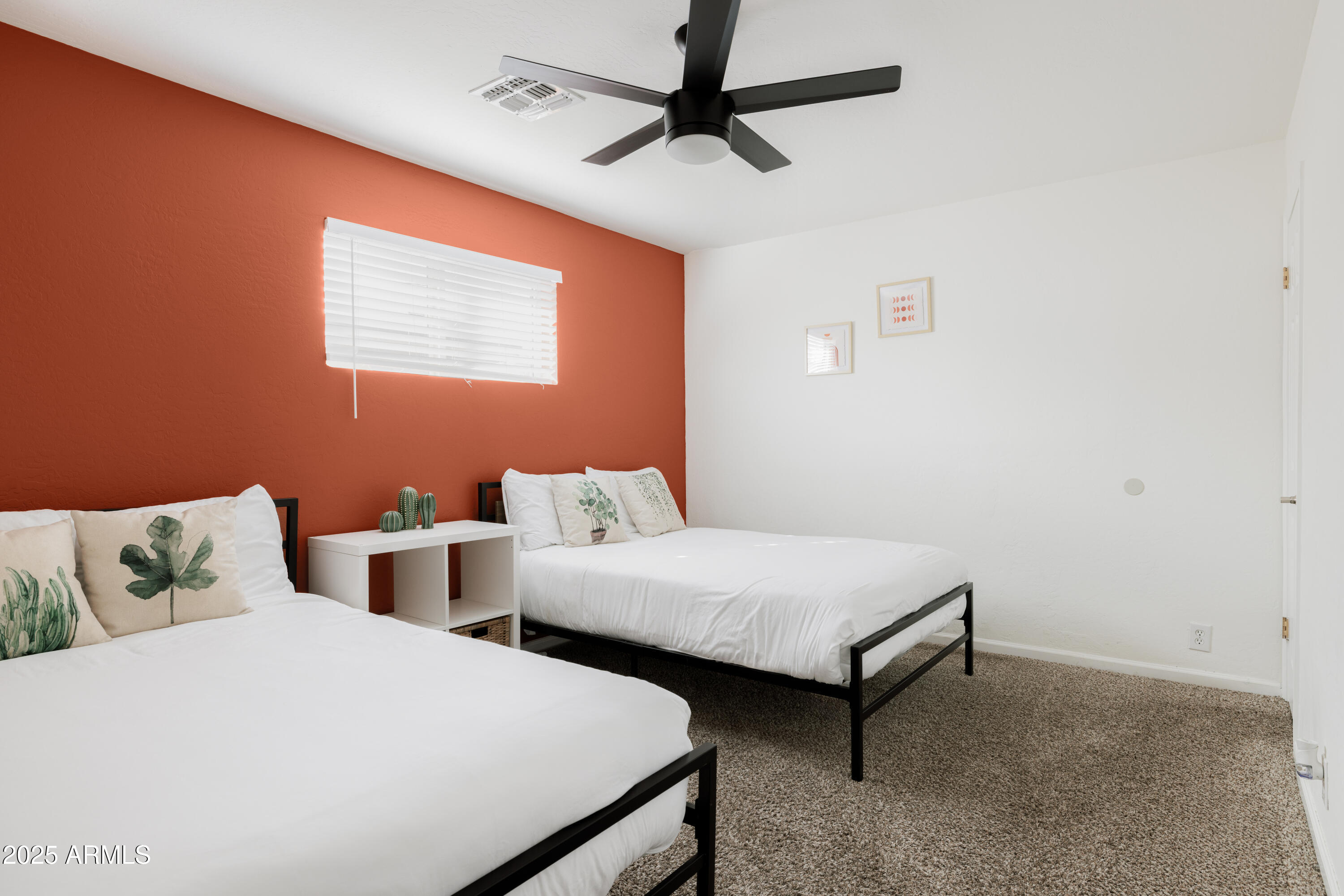 2318 W PINCHOT Avenue