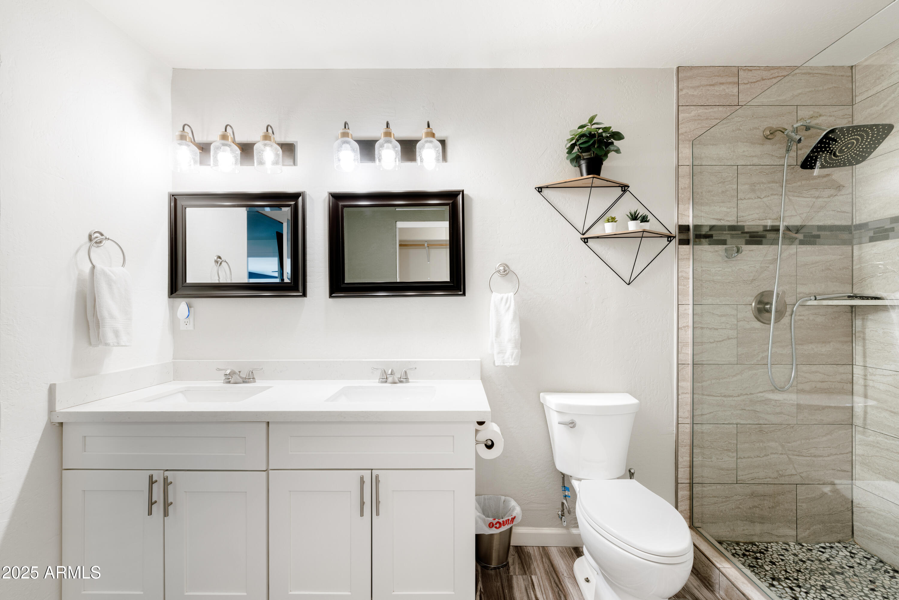 2318 W PINCHOT Avenue