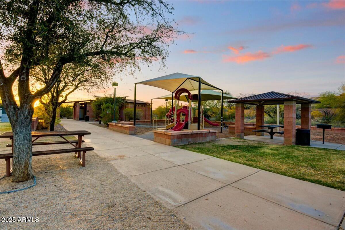 9467 E ROCKWOOD Drive