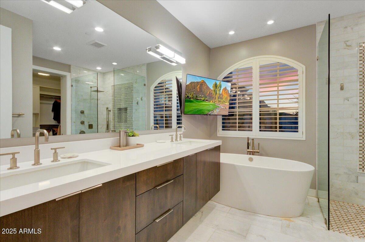 9467 E ROCKWOOD Drive