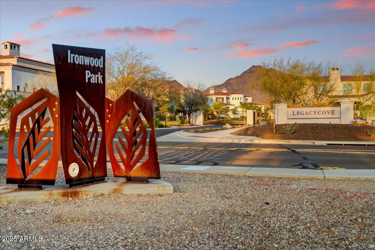 9467 E ROCKWOOD Drive