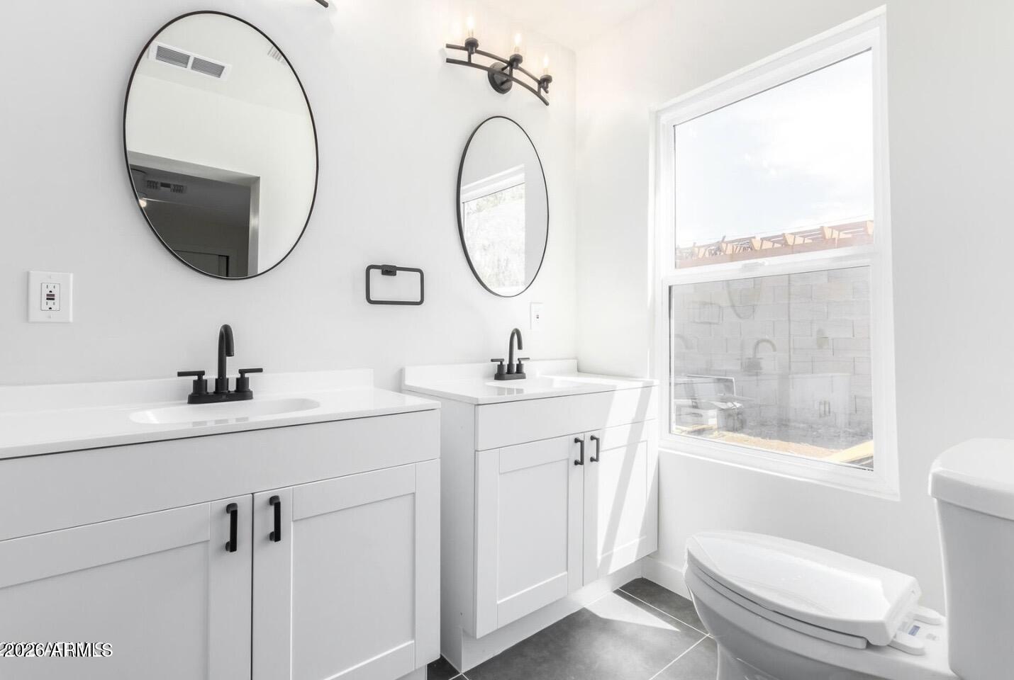 902 E FAIRMOUNT Avenue