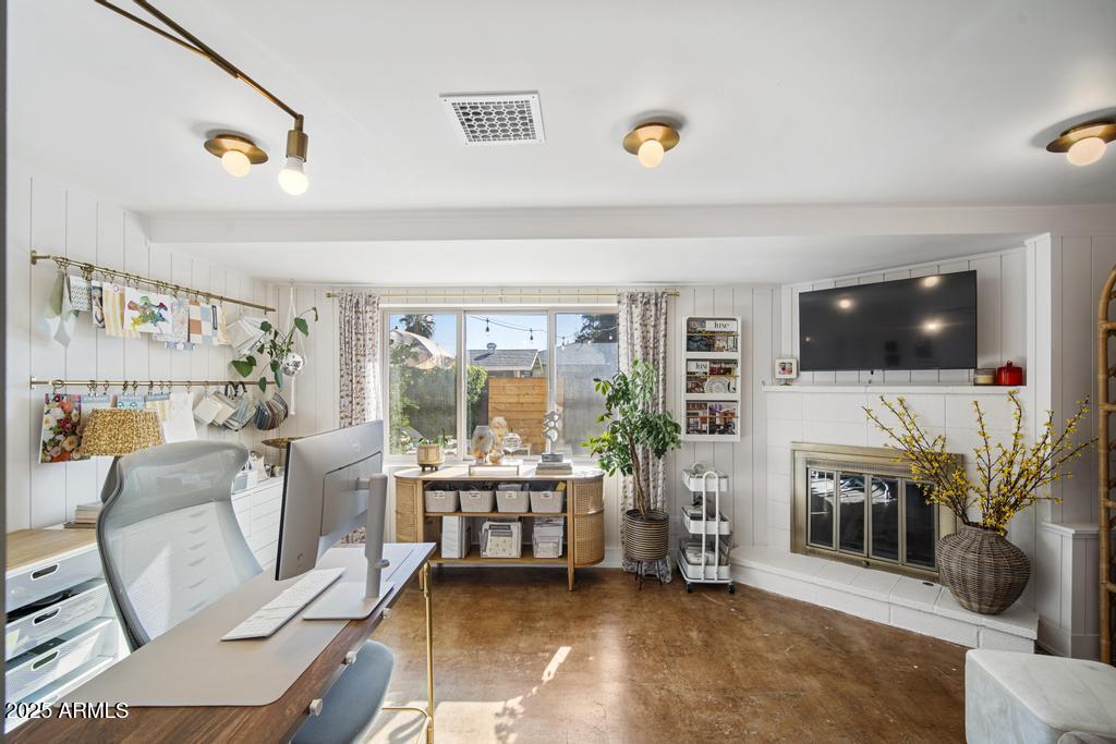 8221 E EDGEMONT Avenue