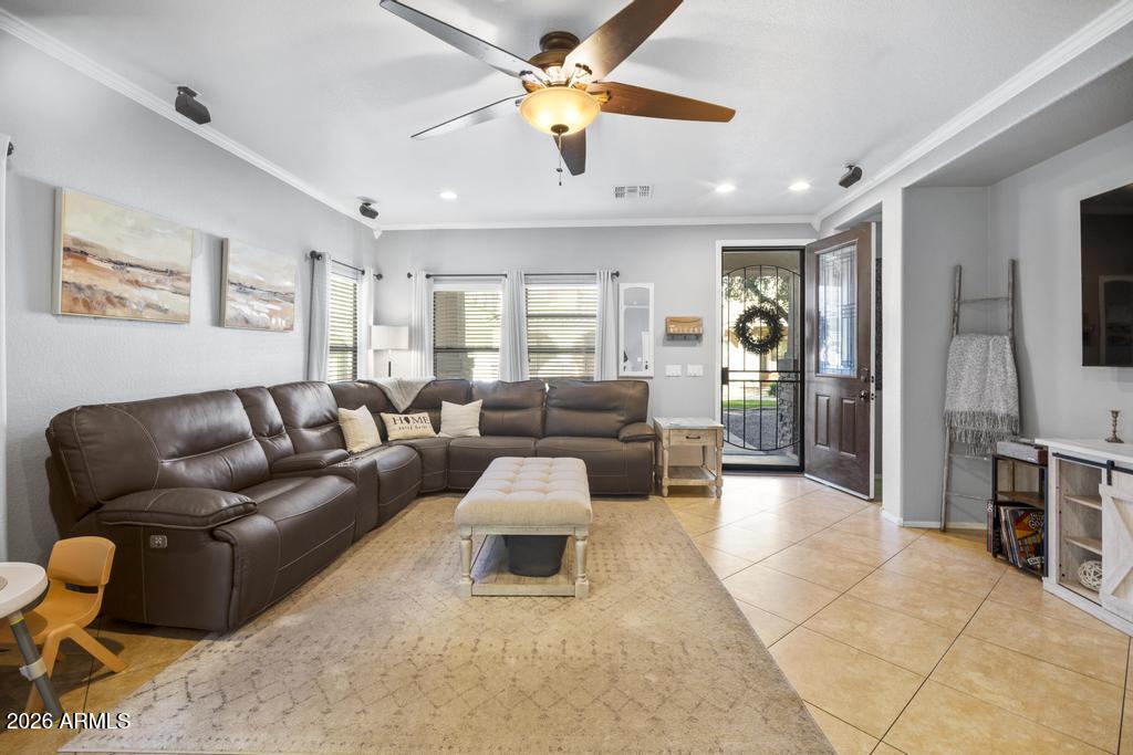 5812 E HOLMES Avenue