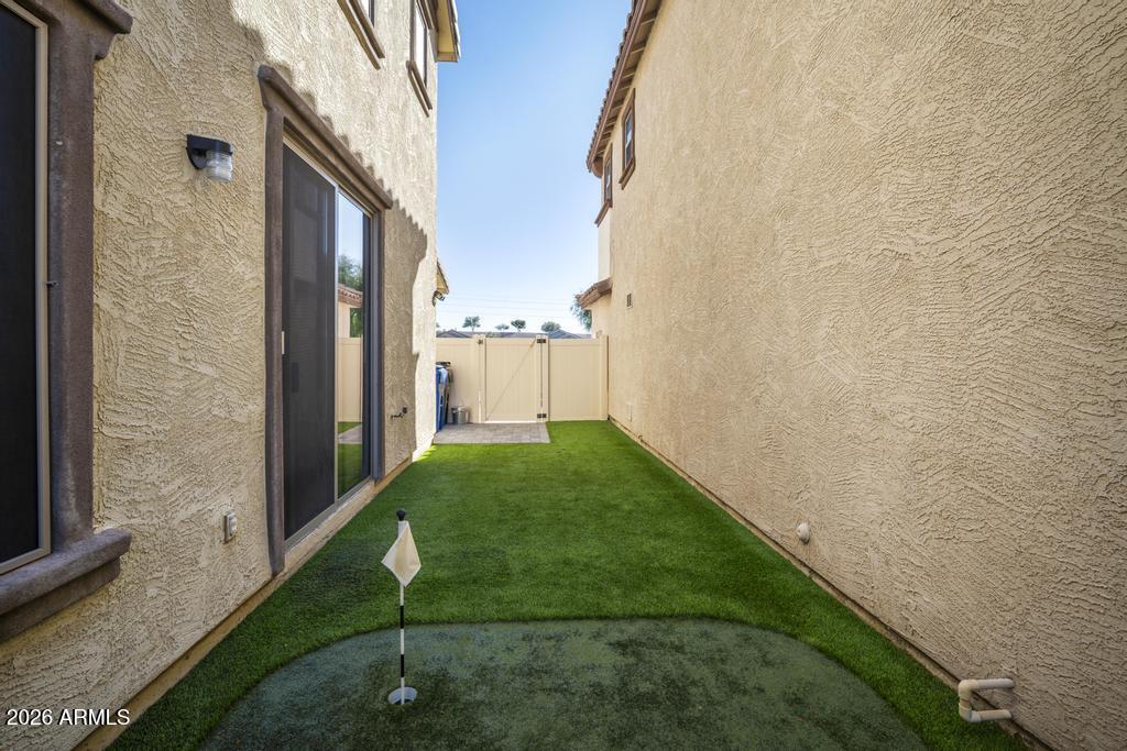 5812 E HOLMES Avenue