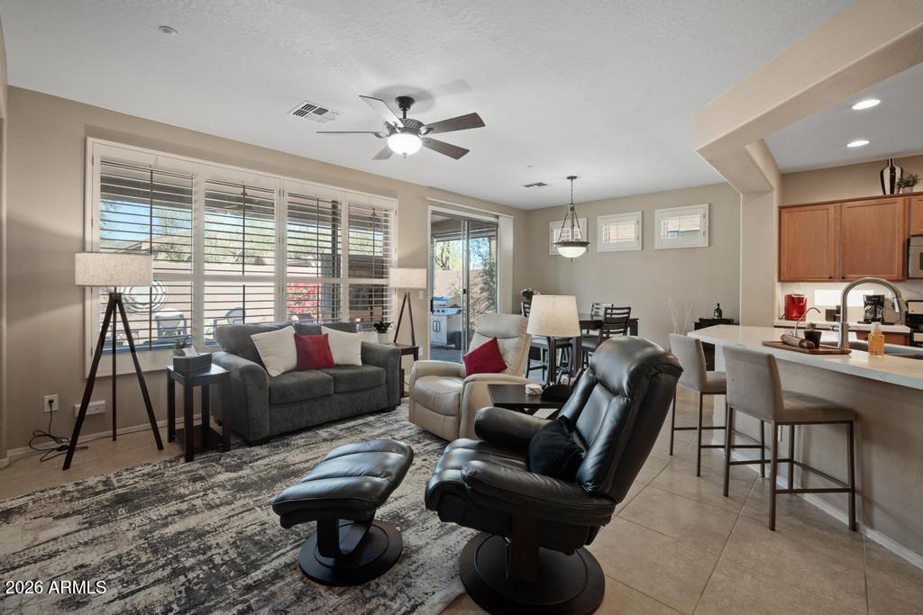 1922 W WHITMAN Court