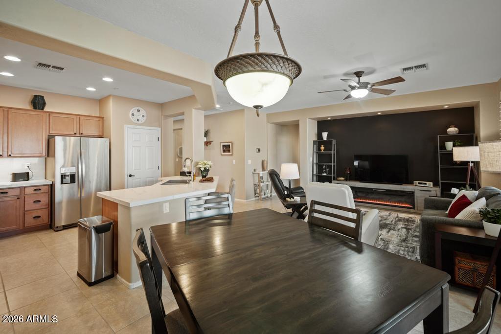 1922 W WHITMAN Court