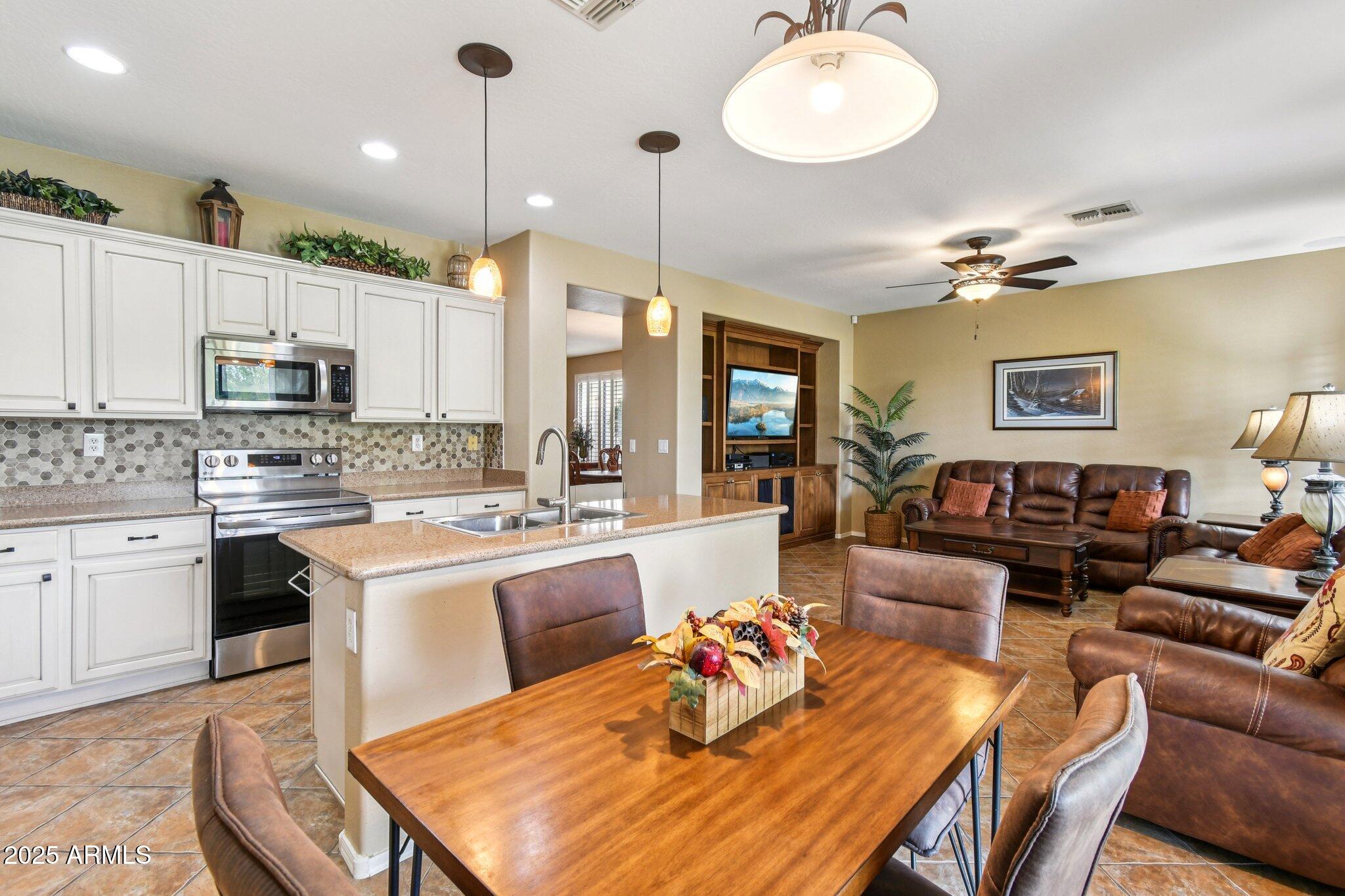 2533 W Kit Carson Trail