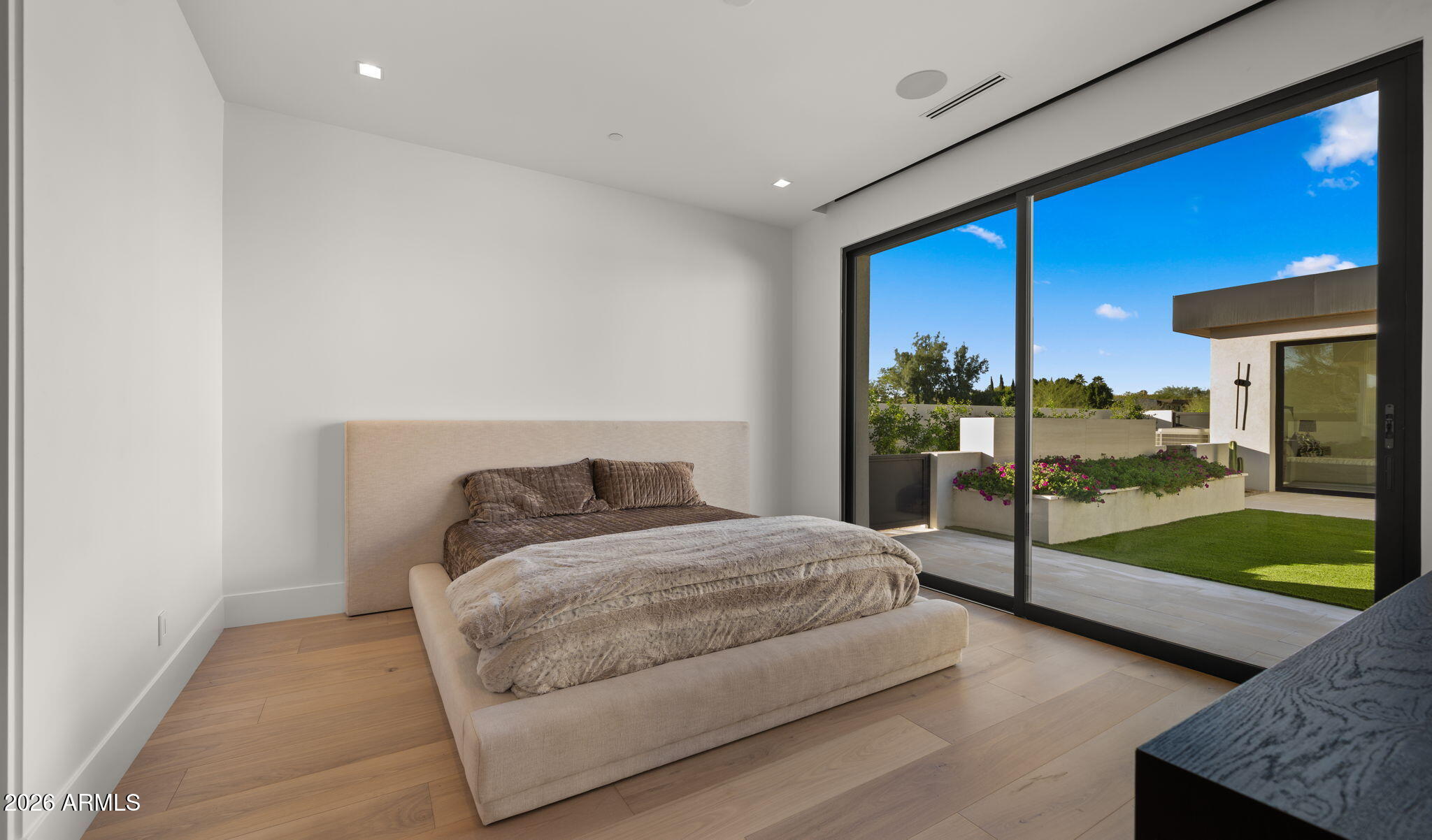 6824 E HUMMINGBIRD Lane