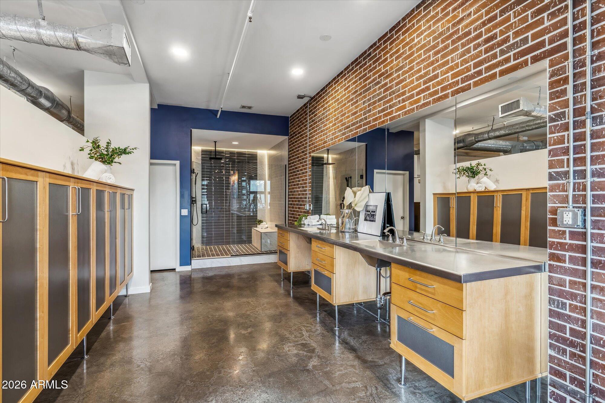 914 E OSBORN Road 202