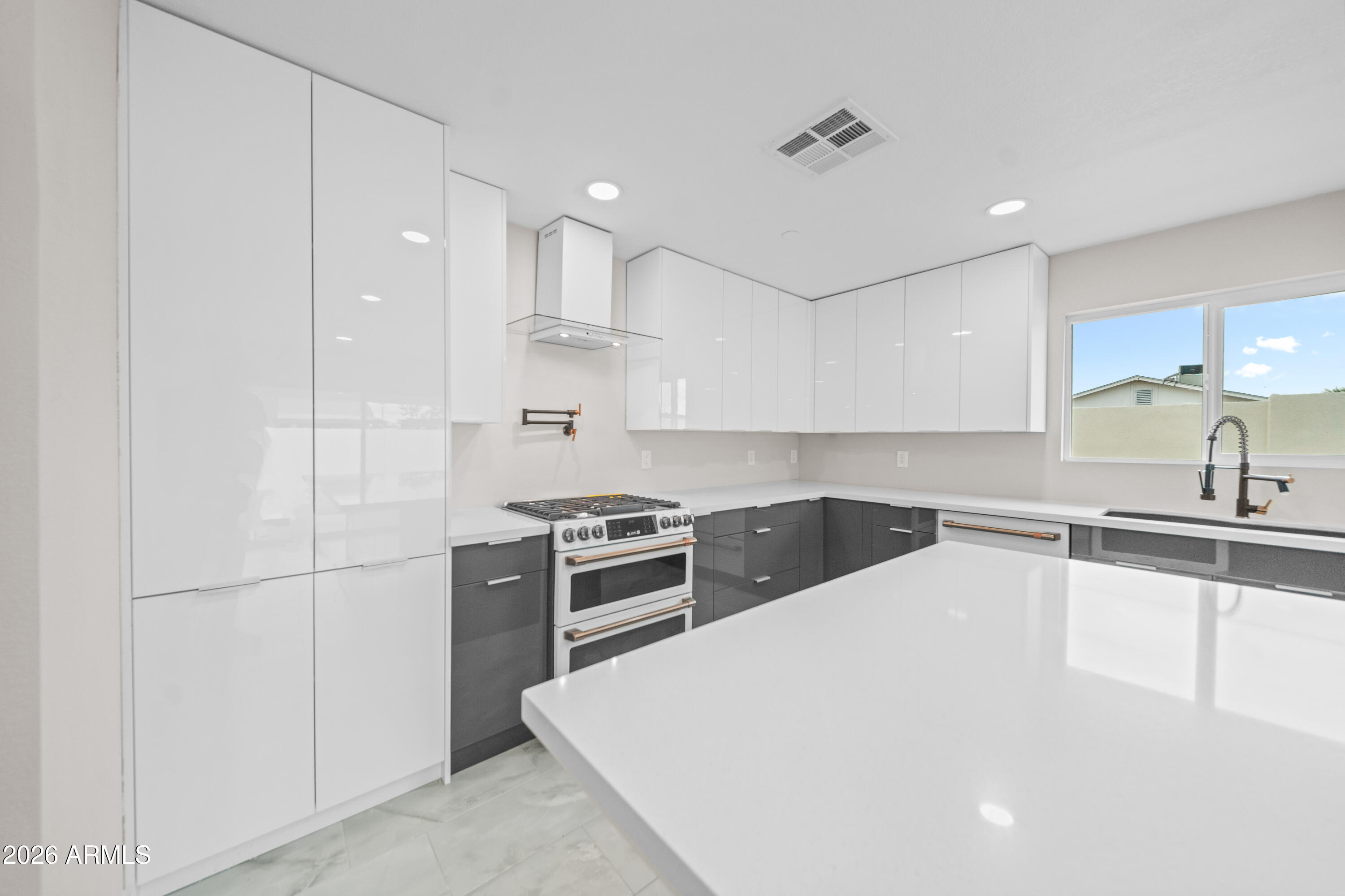 8202 E WHITTON Avenue