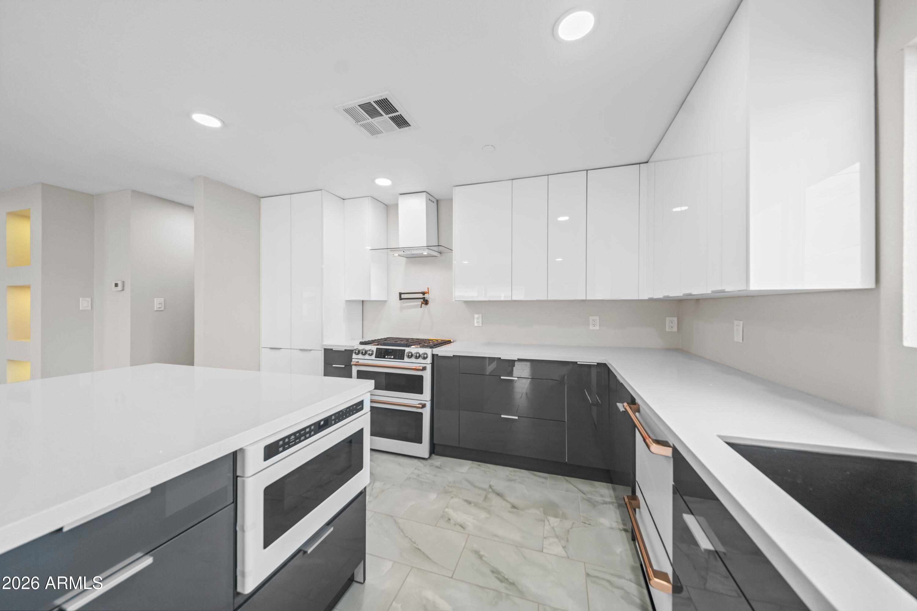 8202 E WHITTON Avenue