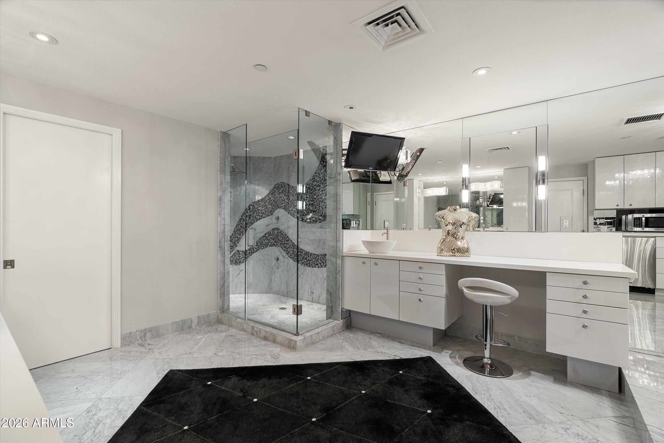 1040 E OSBORN Road 1902