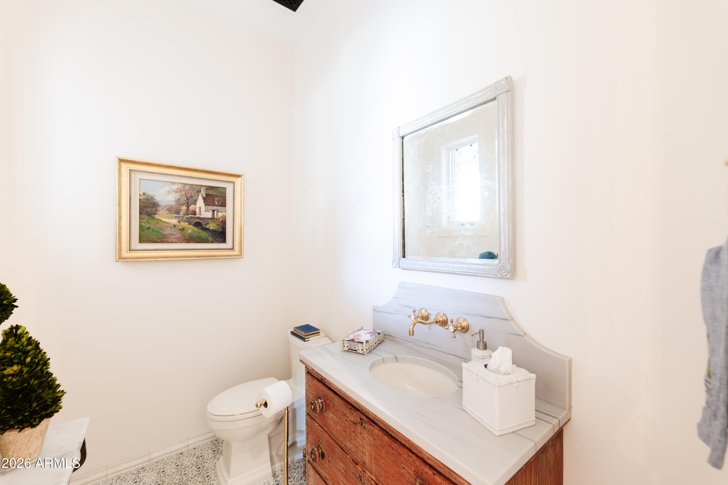 5635 E LINCOLN Drive 60