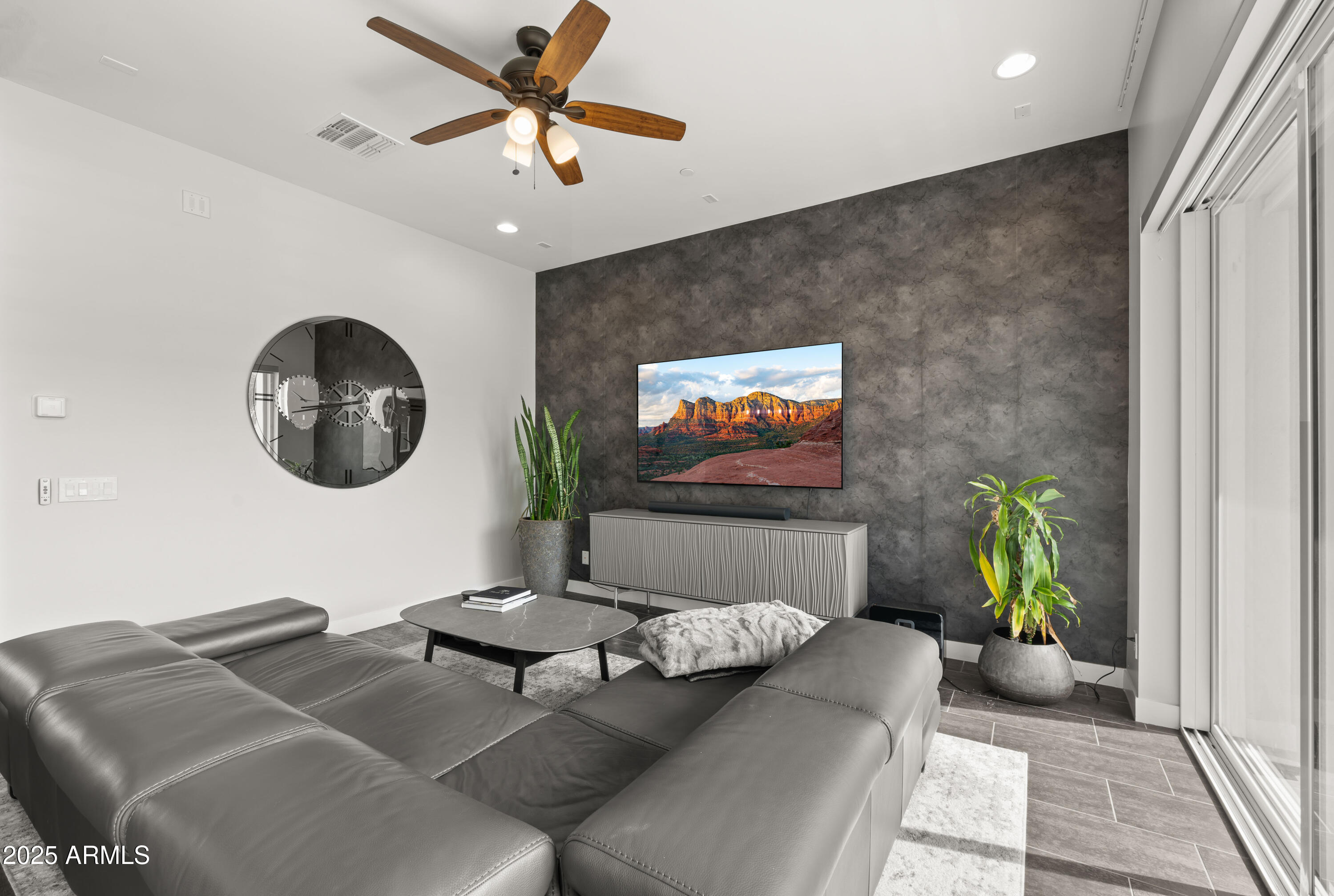 1717 E MORTEN Avenue 5