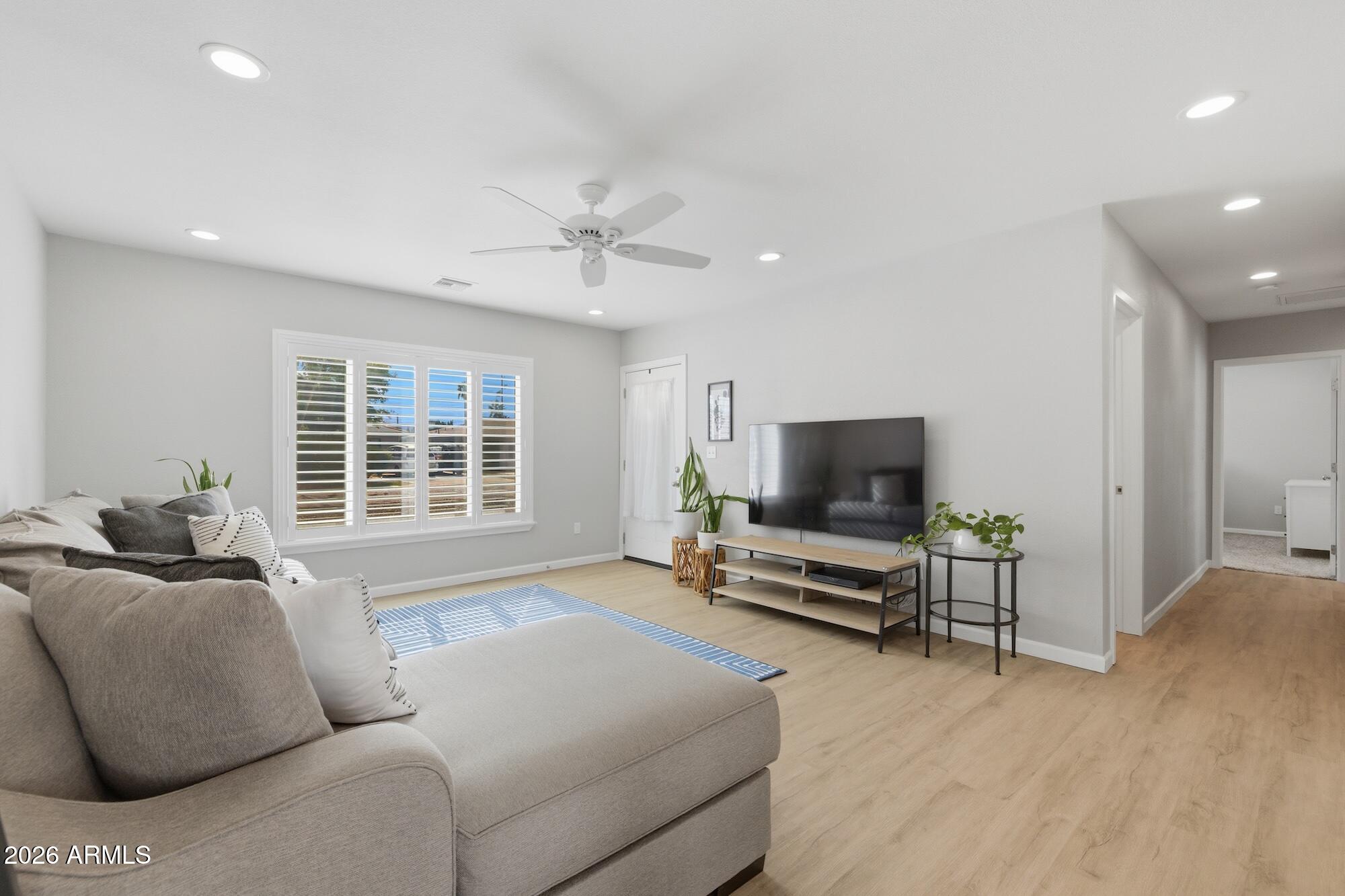 2030 E WHITTON Avenue