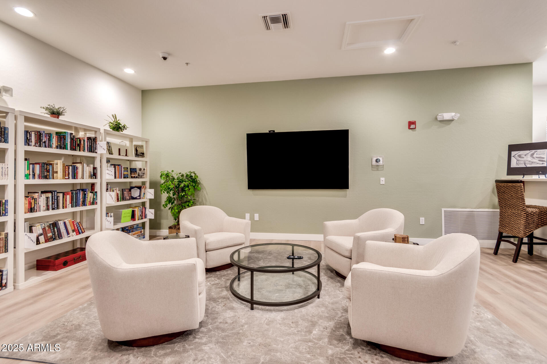 19475 N GRAYHAWK Drive 2121