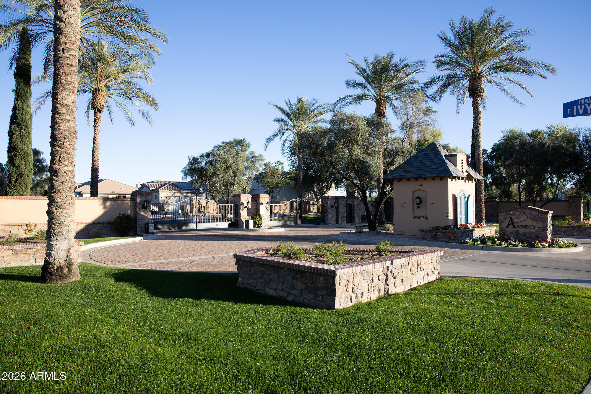 7052 E IVYGLEN Circle