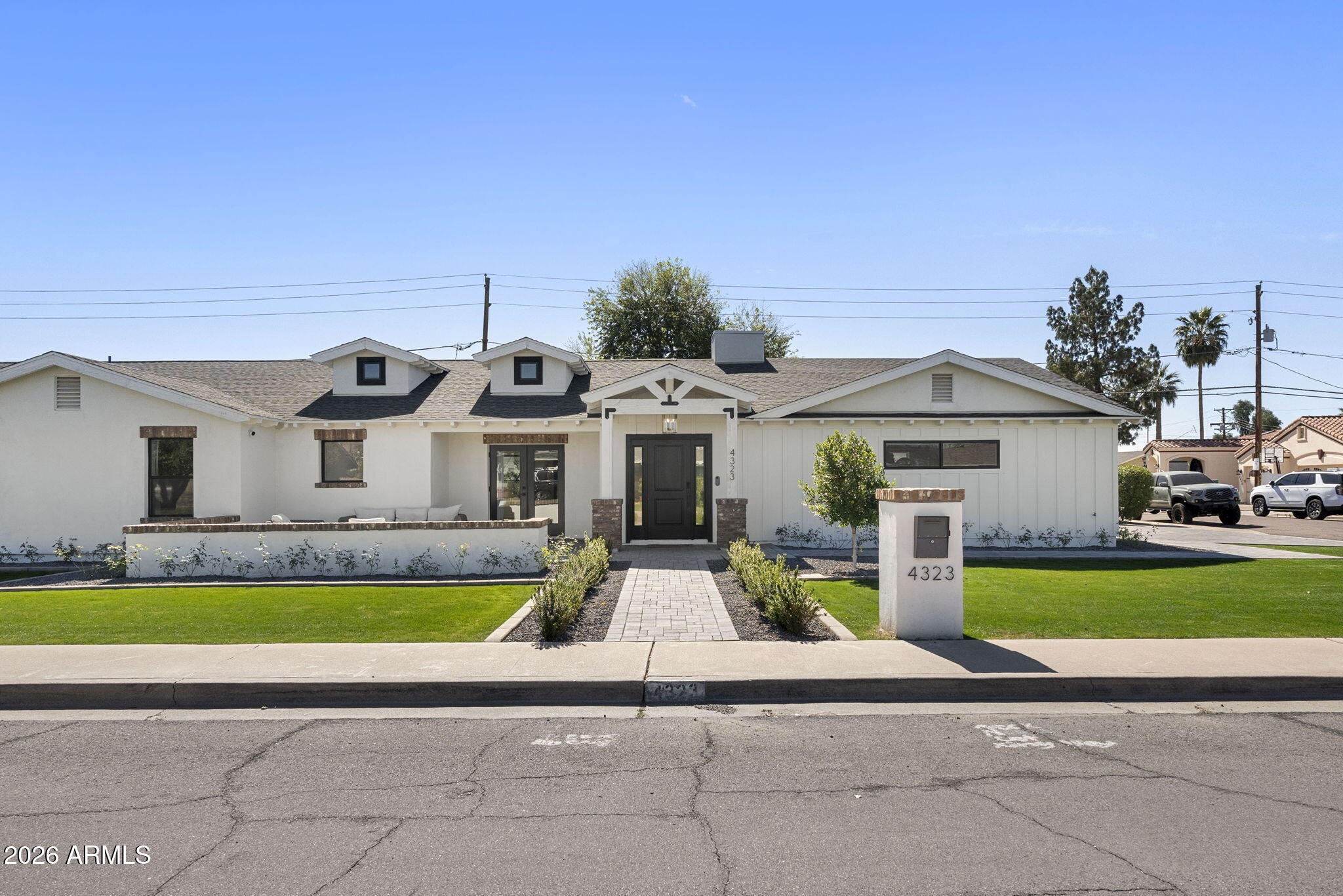 4323 E Whitton Avenue