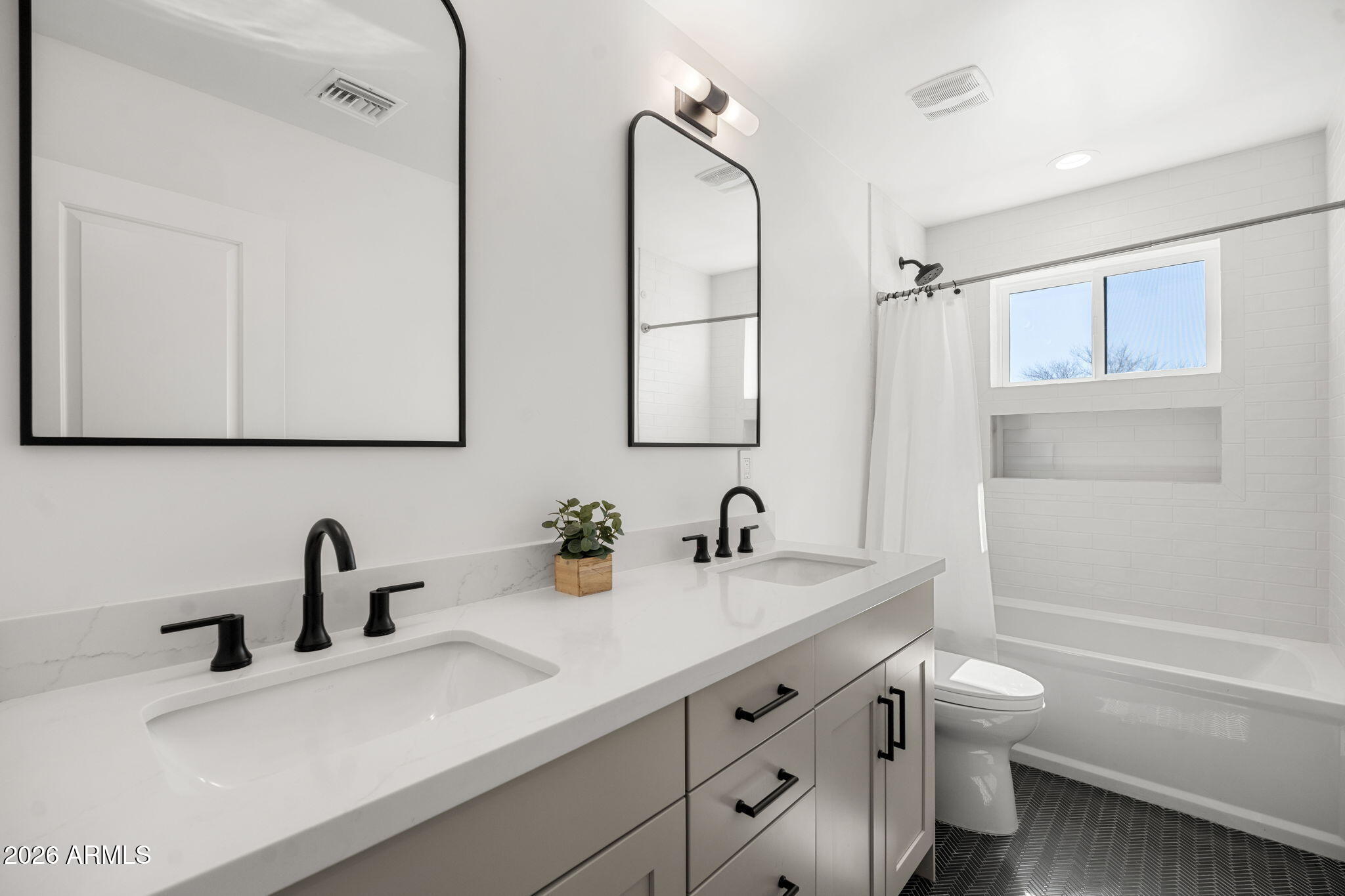 4323 E Whitton Avenue