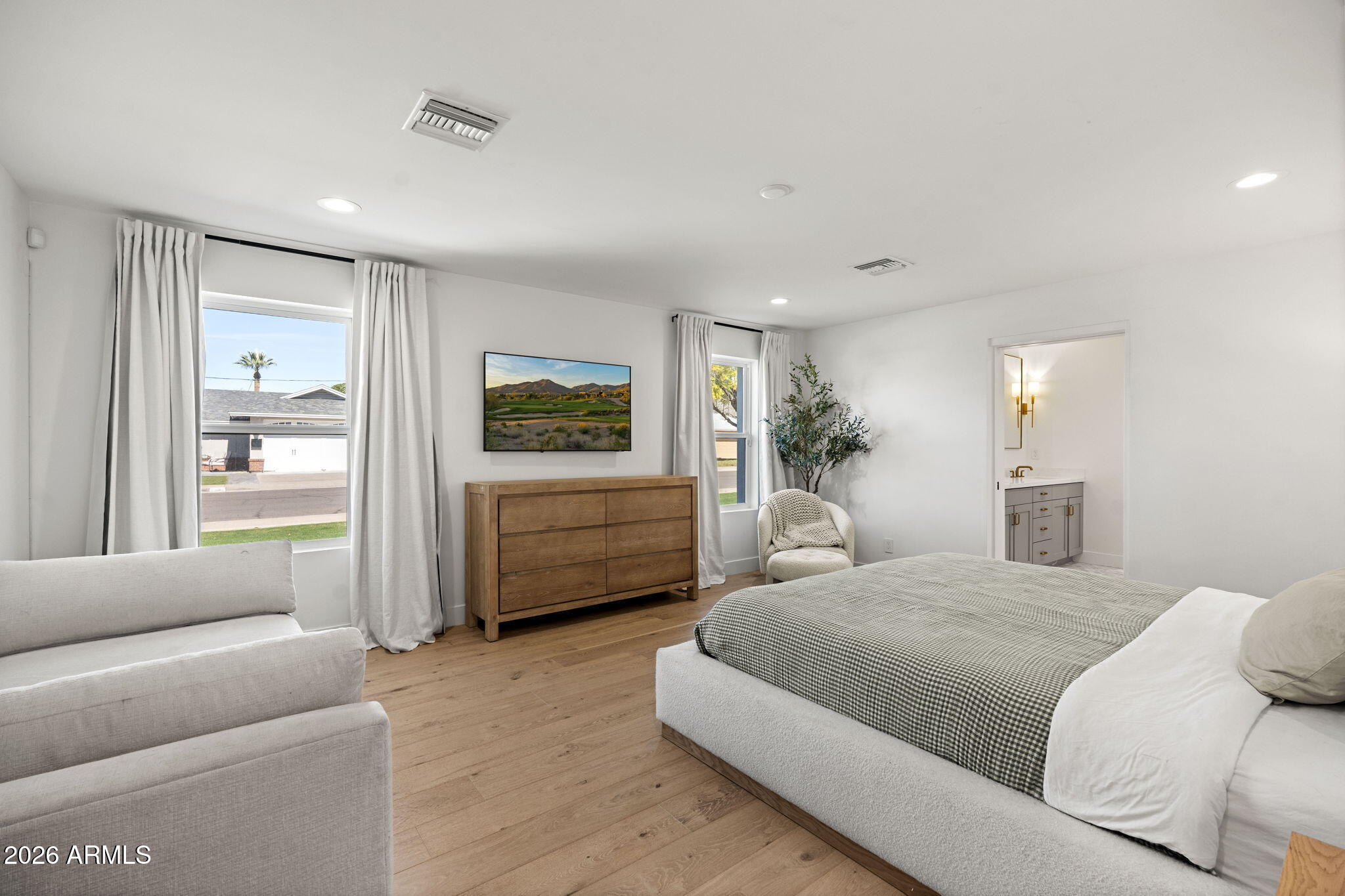 4323 E Whitton Avenue