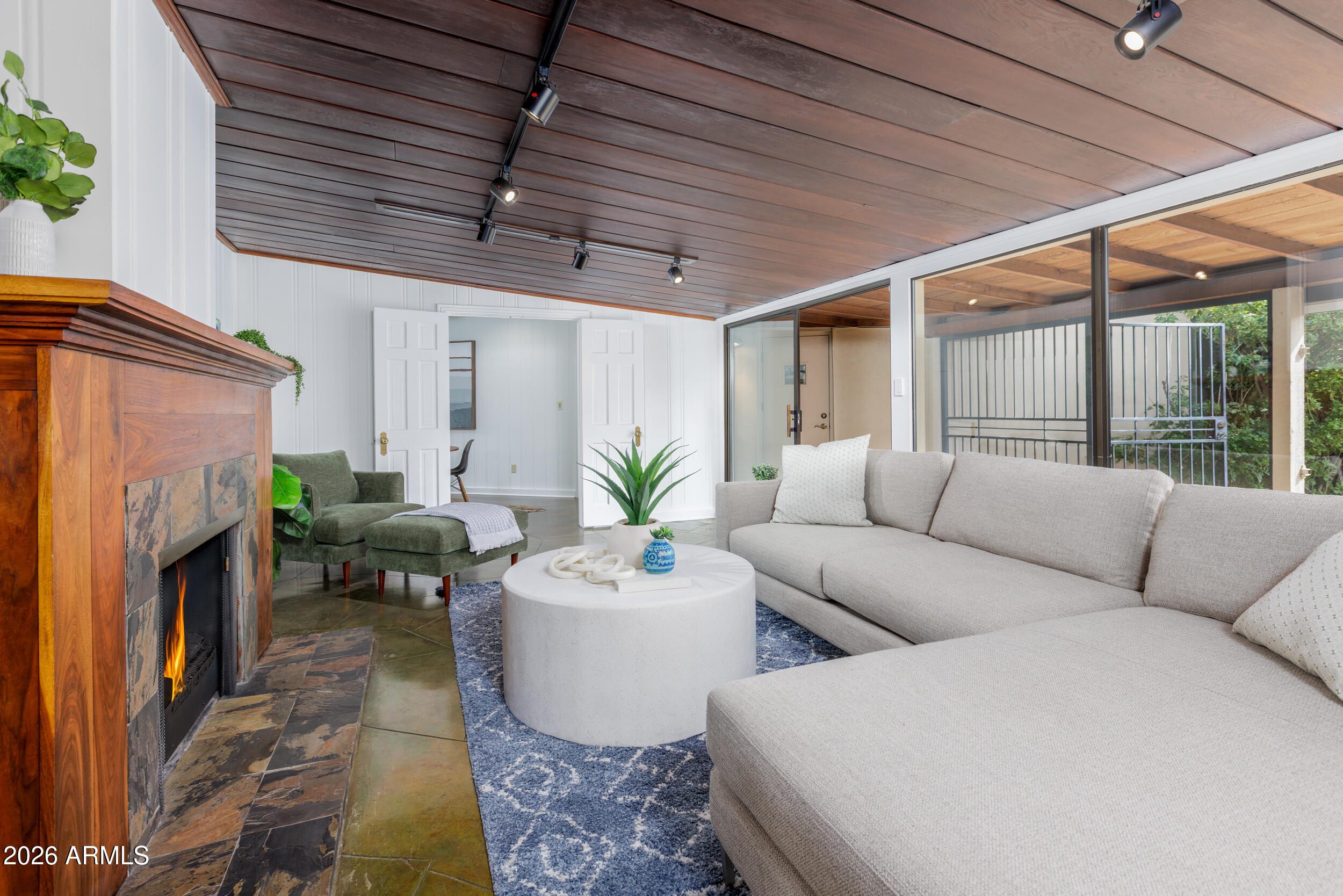 301 W Holly Street