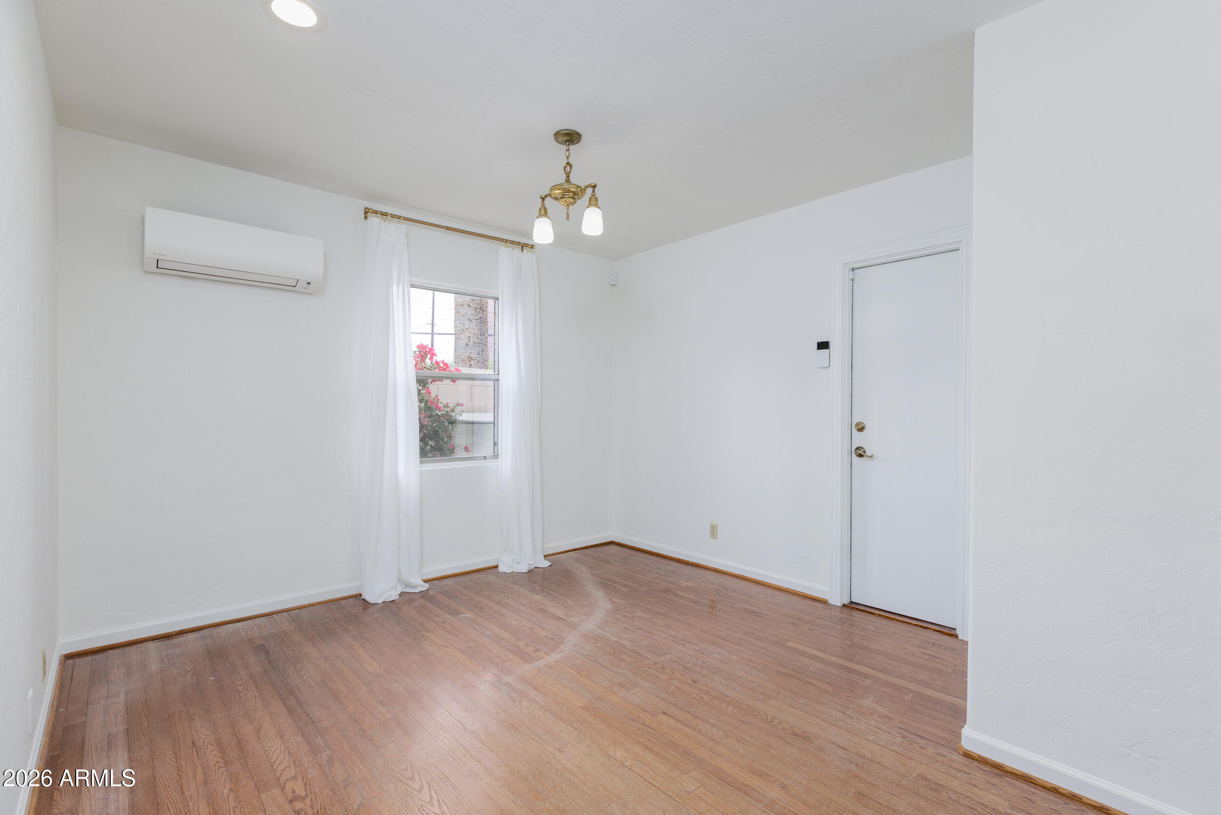 301 W Holly Street