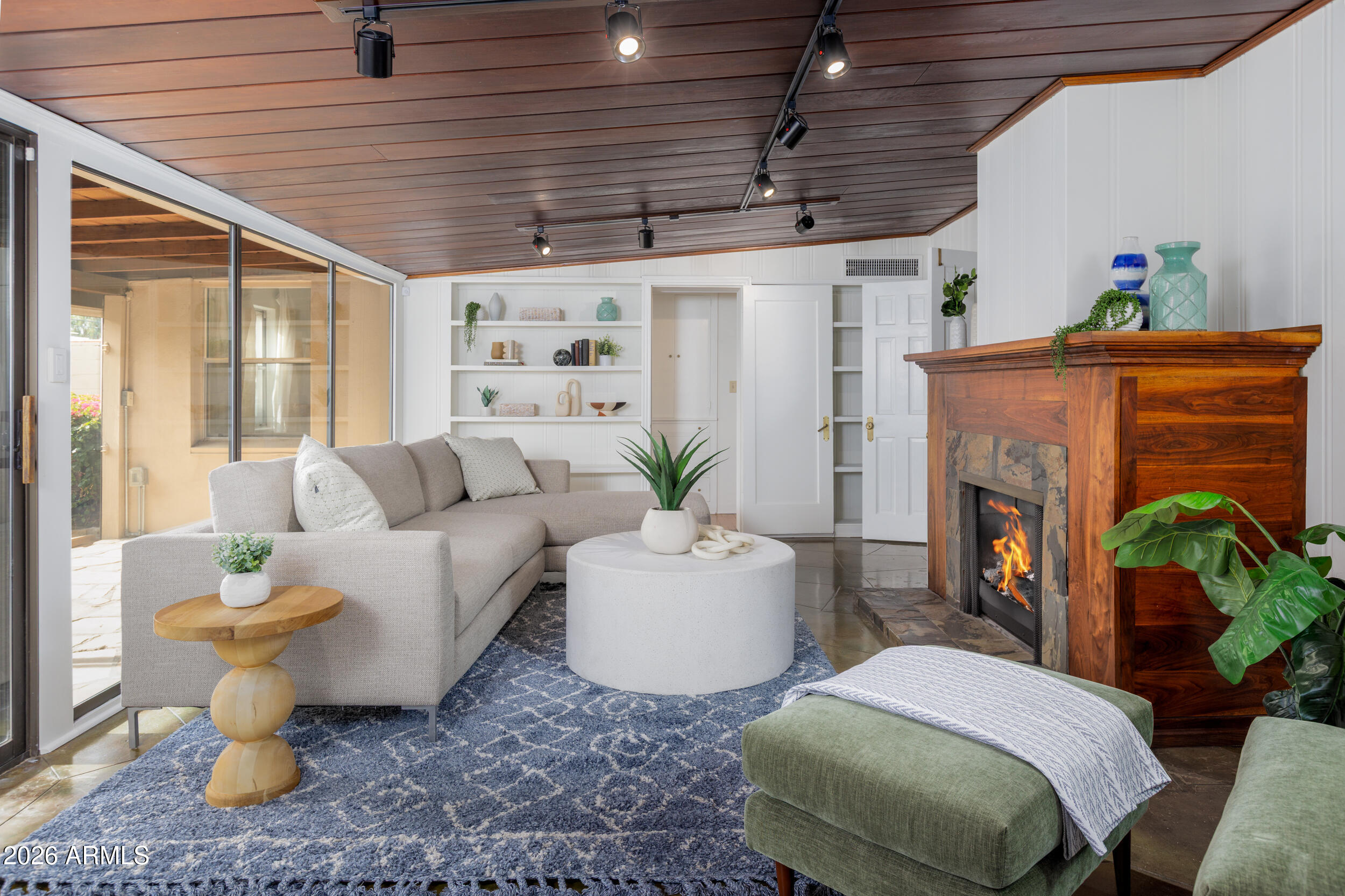 301 W Holly Street