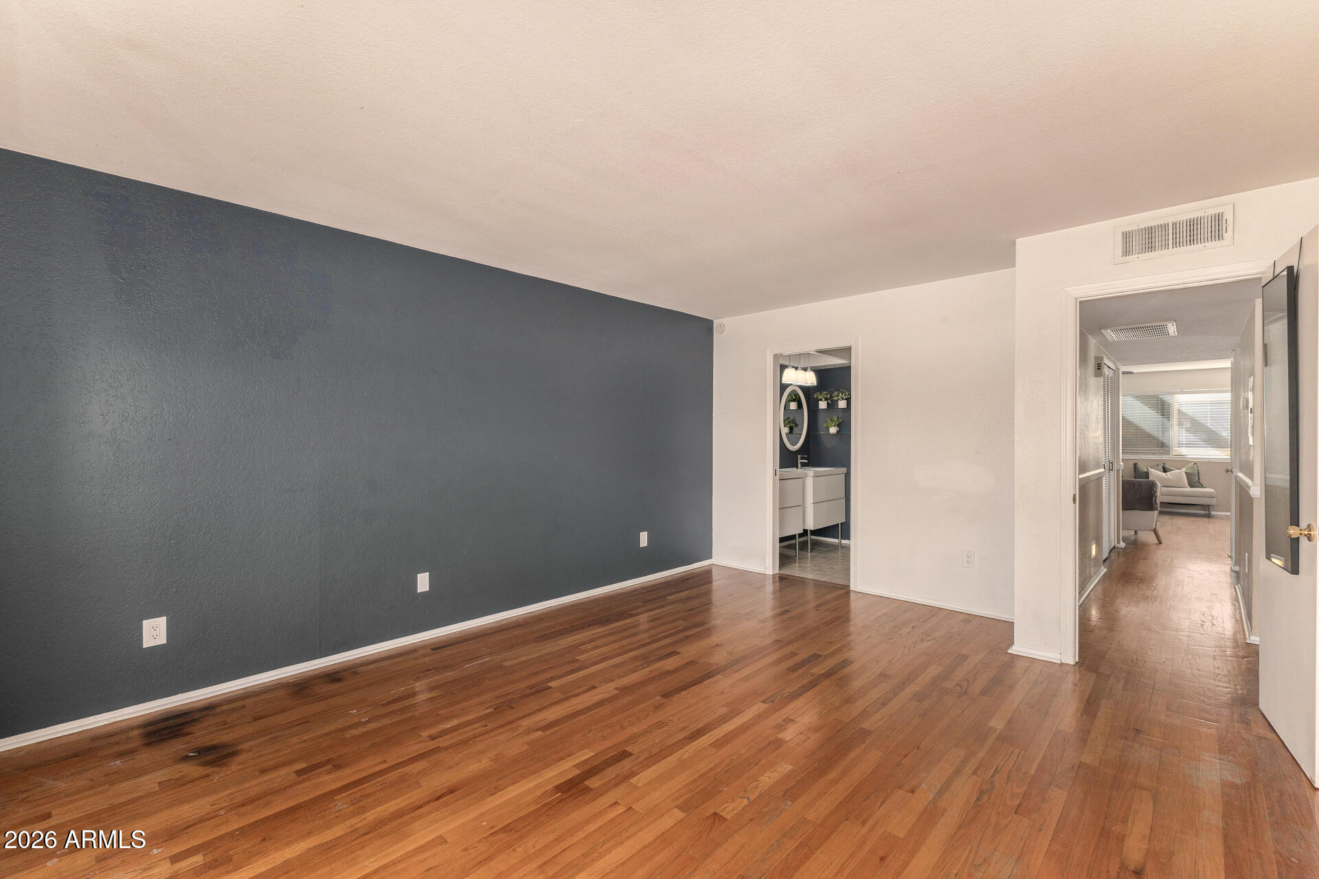 6943 E EARLL Drive 6