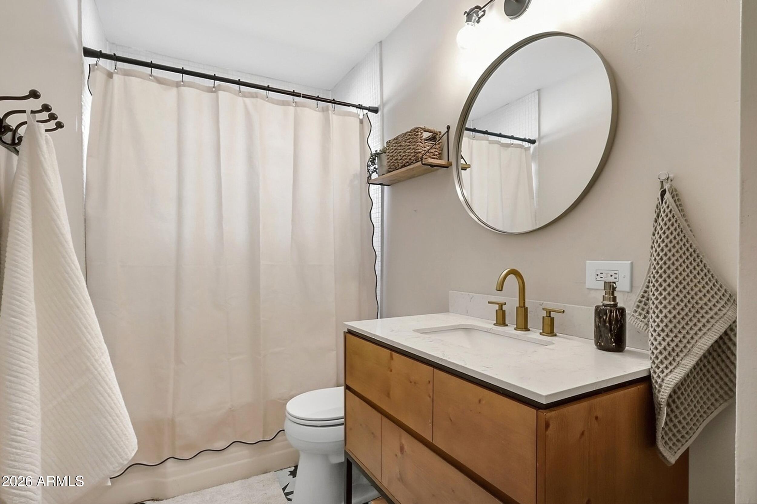 1831 E MINNEZONA Avenue