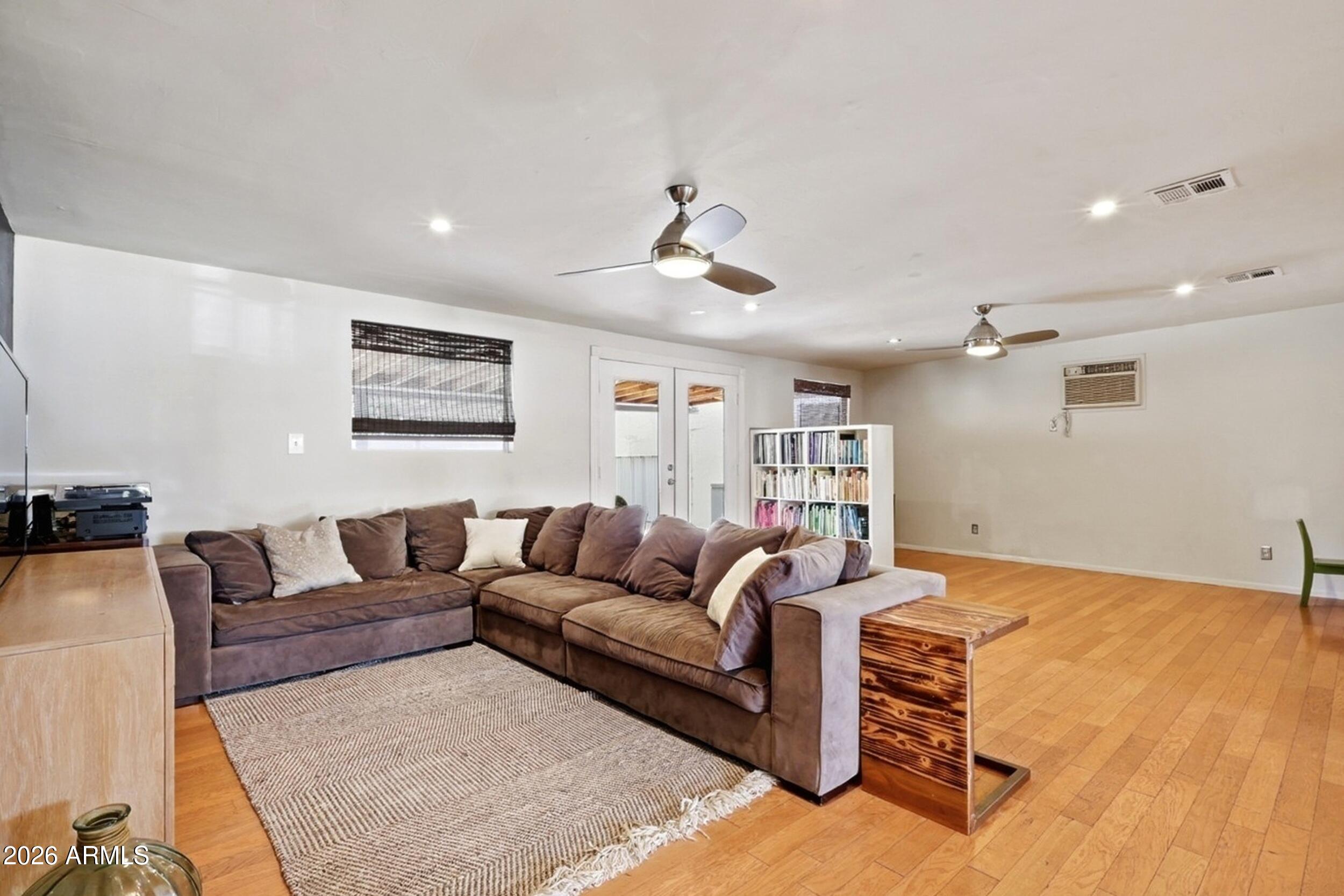 1831 E MINNEZONA Avenue