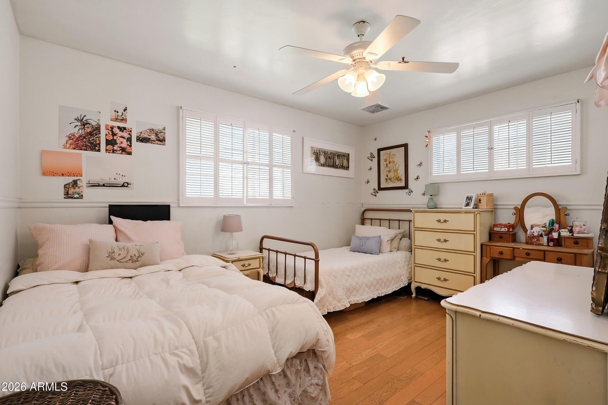 1831 E MINNEZONA Avenue