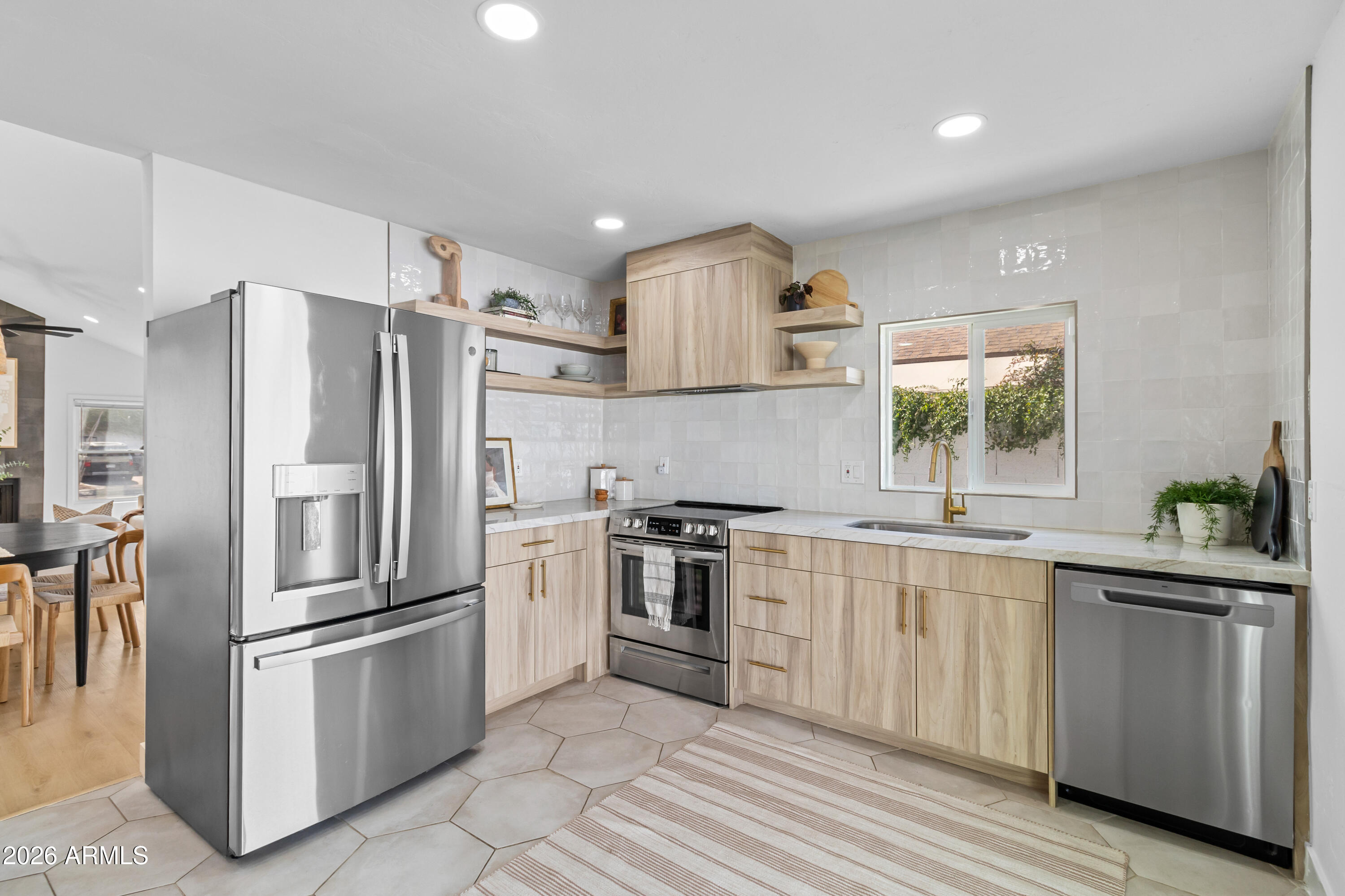 5508 E CAMBRIDGE Avenue