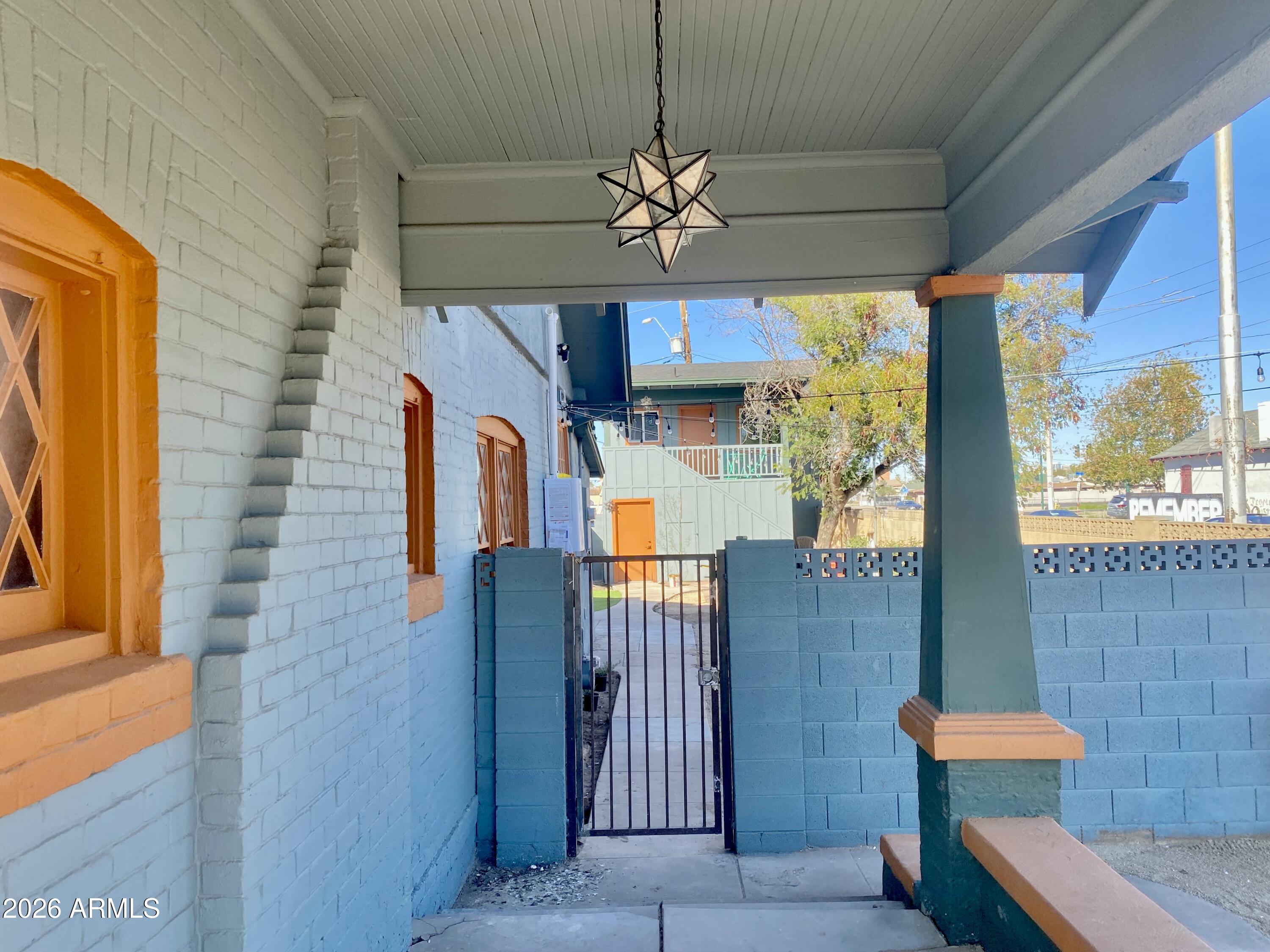 1502 W MONROE Street