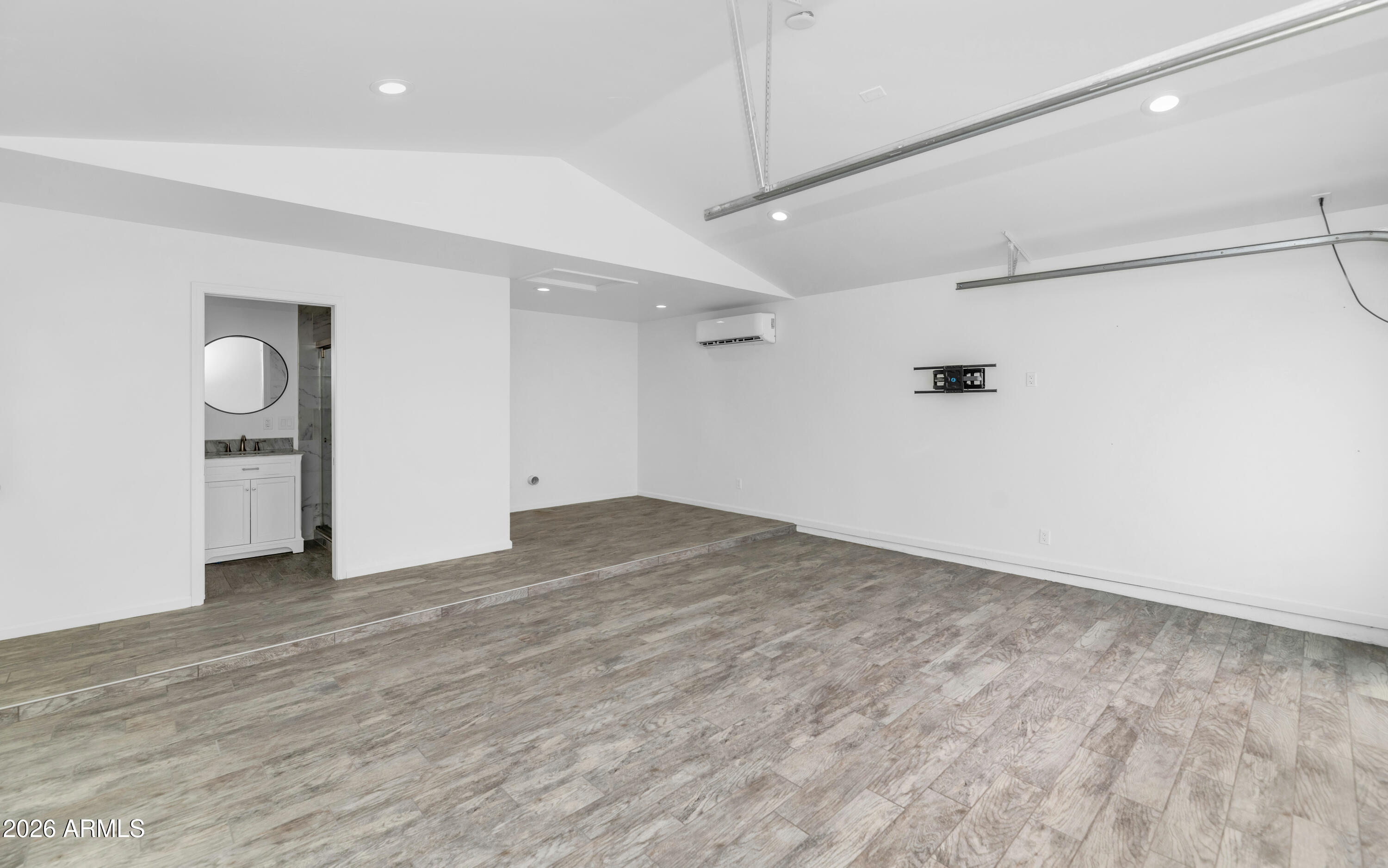 114 W WINDSOR Avenue