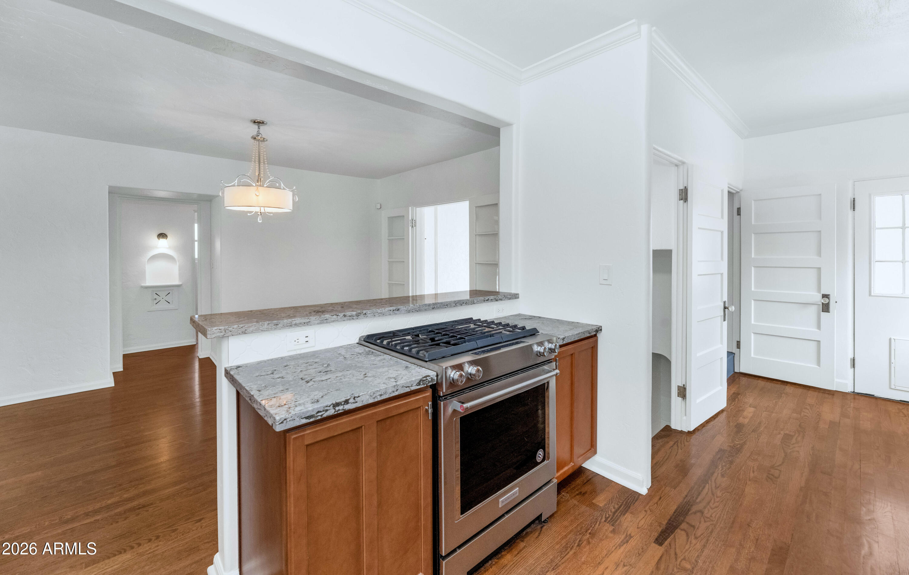 114 W WINDSOR Avenue