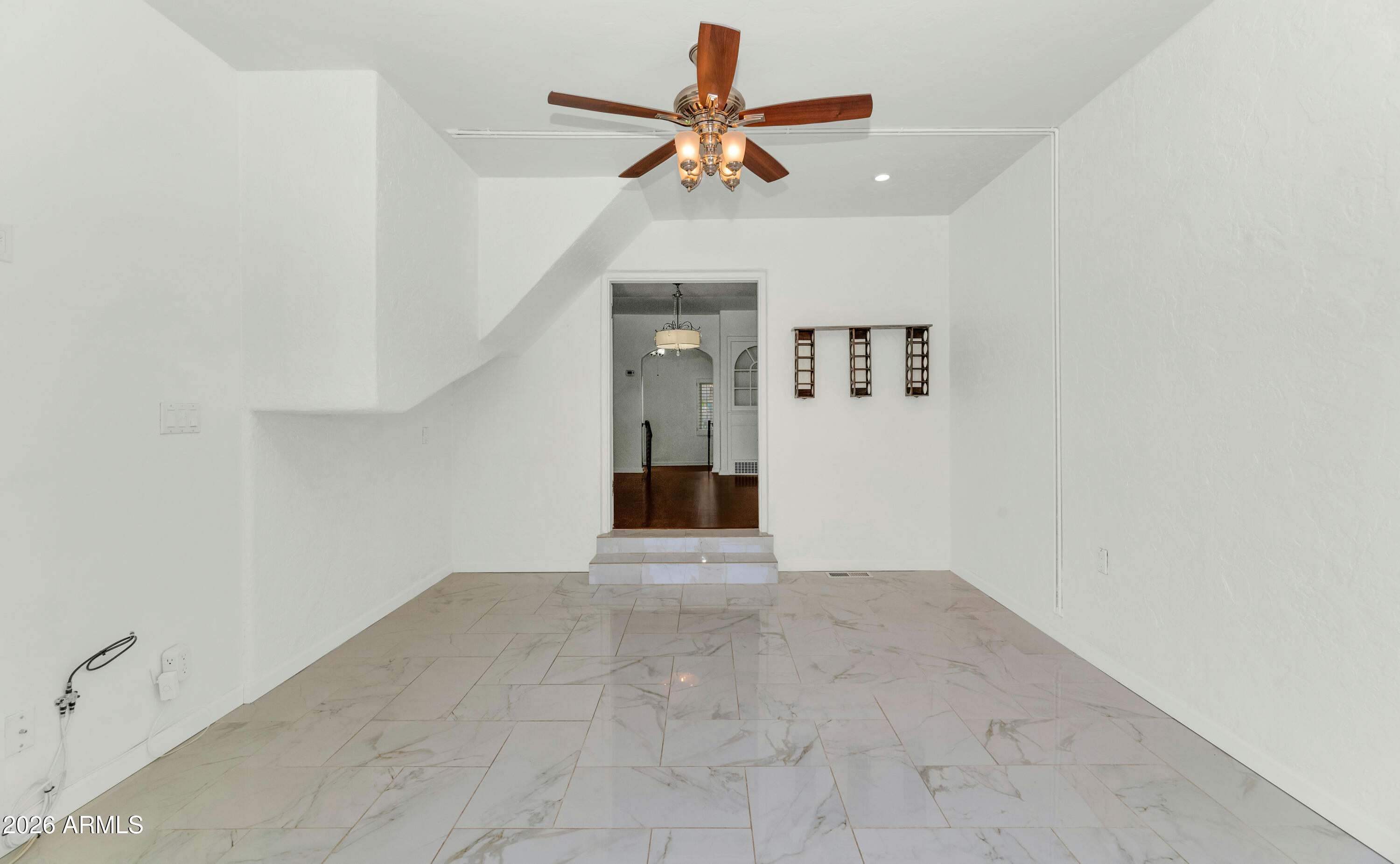 114 W WINDSOR Avenue