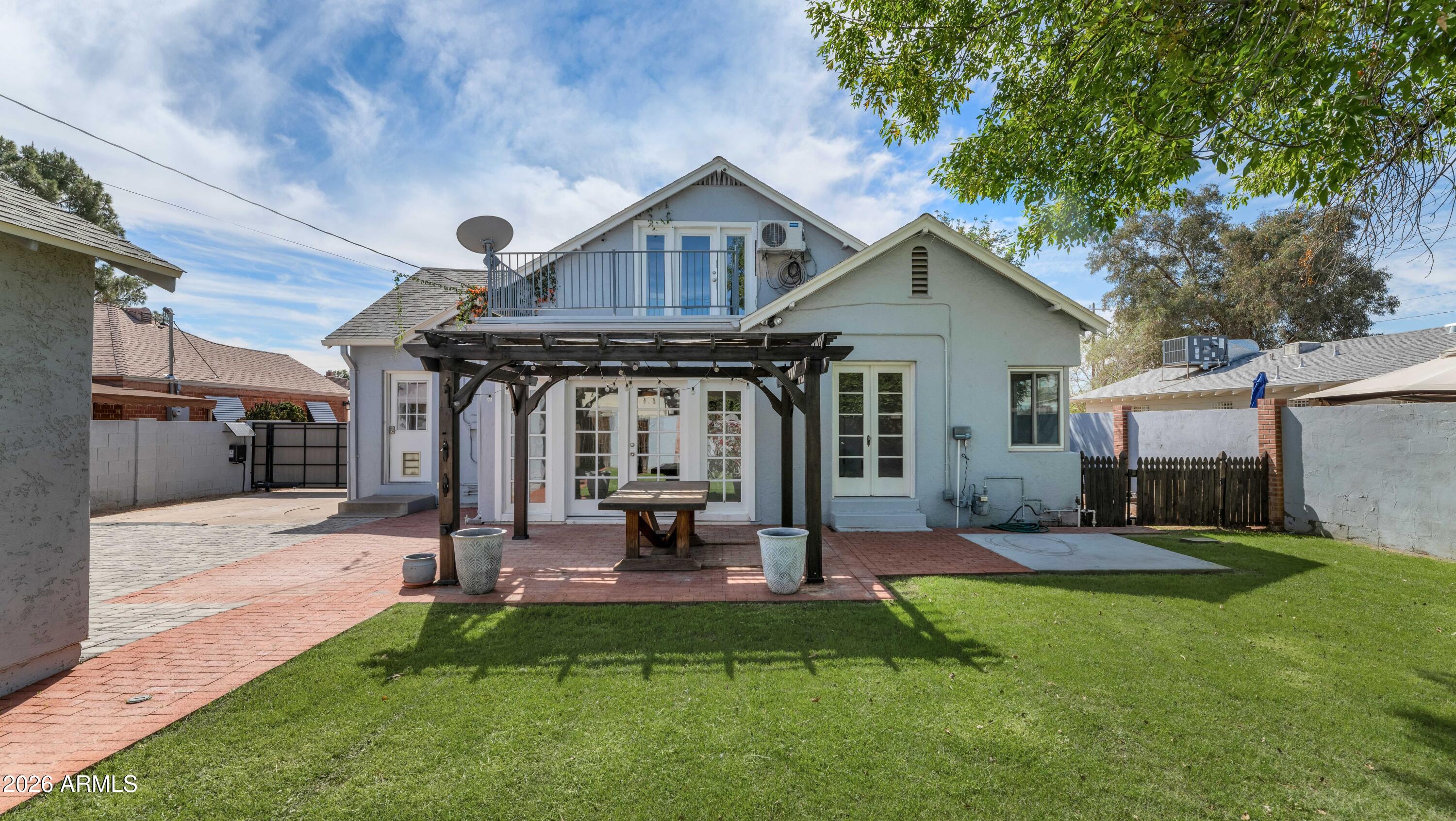 114 W WINDSOR Avenue