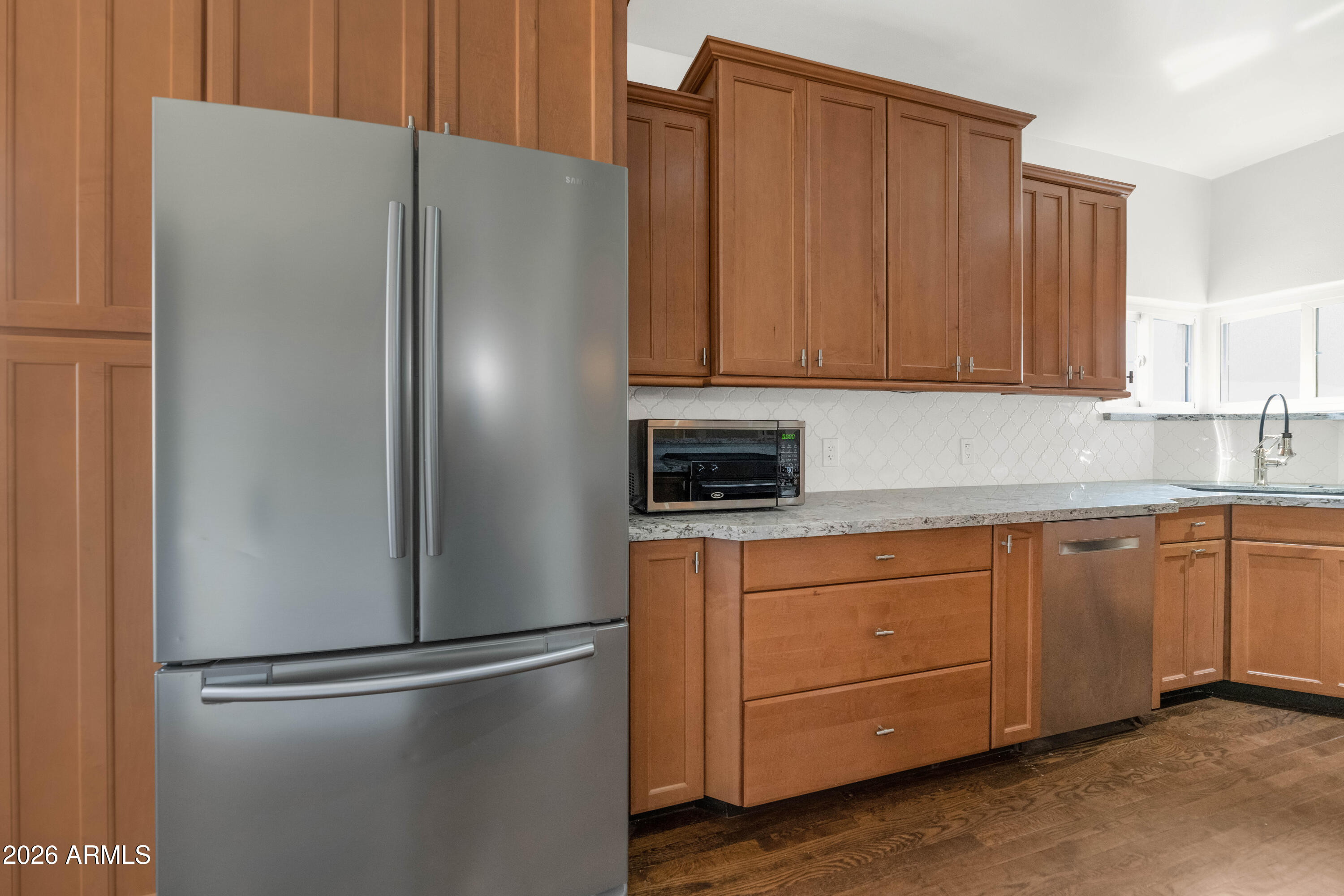 114 W WINDSOR Avenue