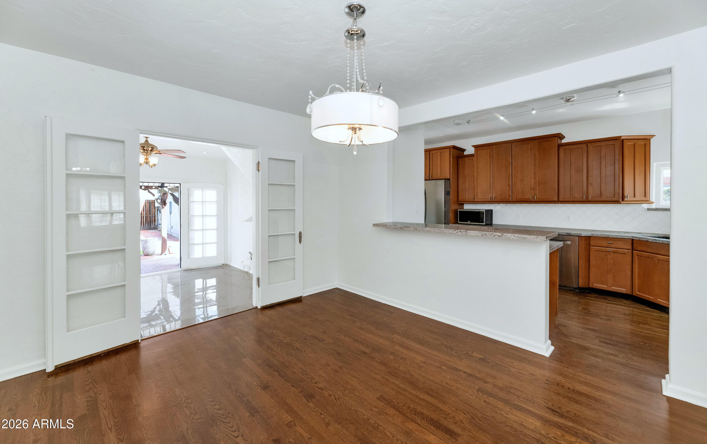 114 W WINDSOR Avenue