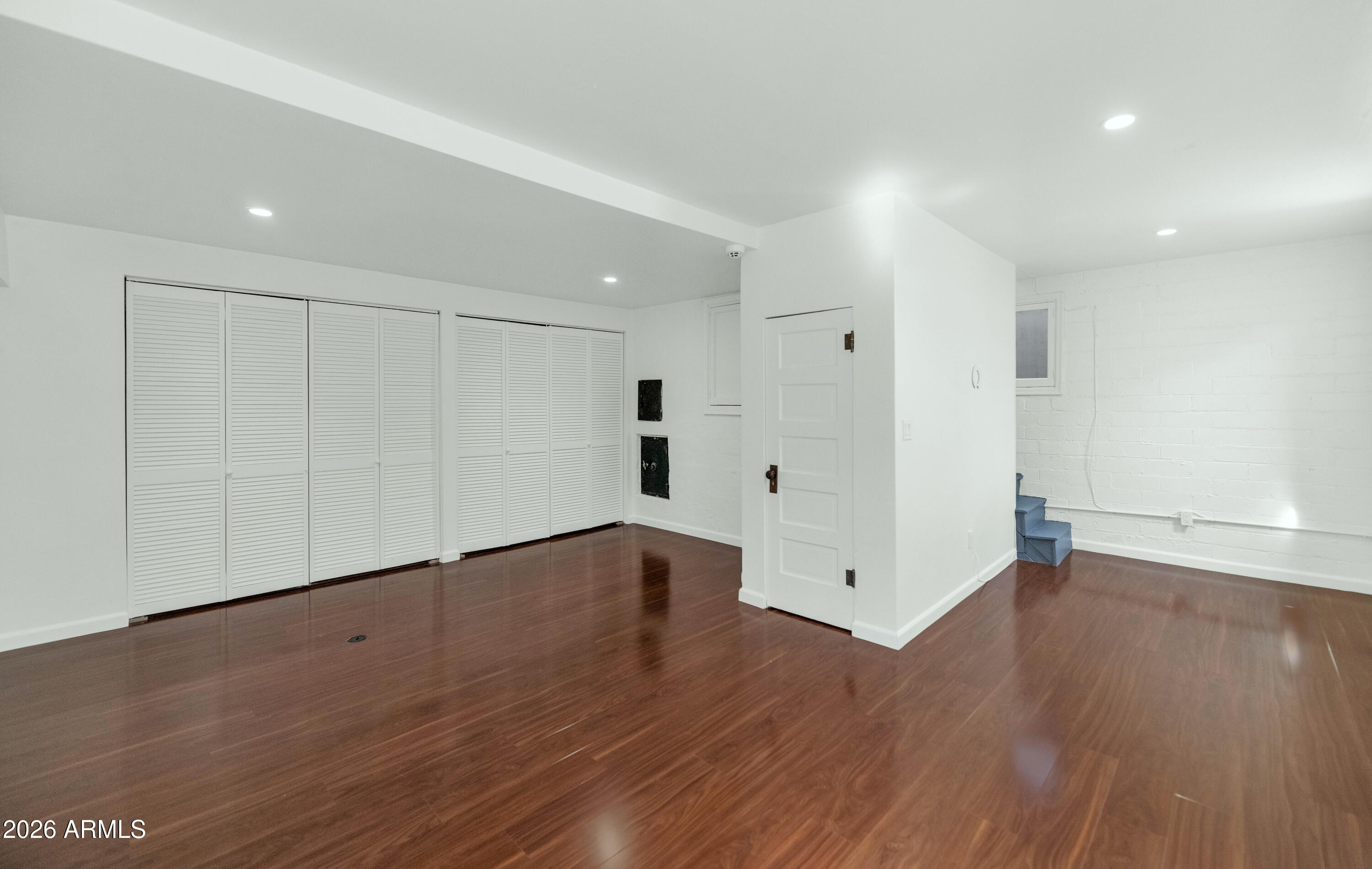 114 W WINDSOR Avenue