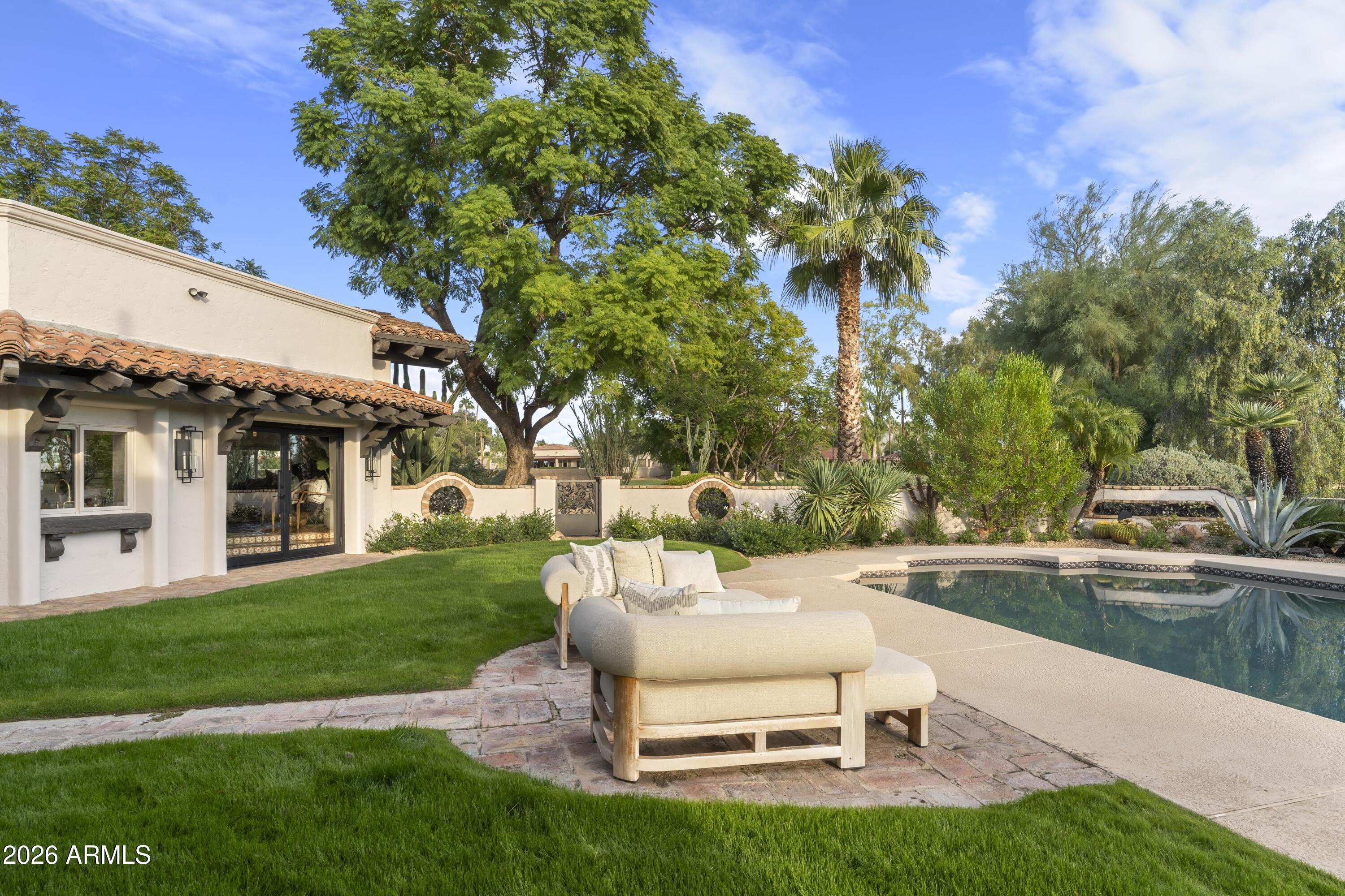 8119 E FOOTHILLS Drive