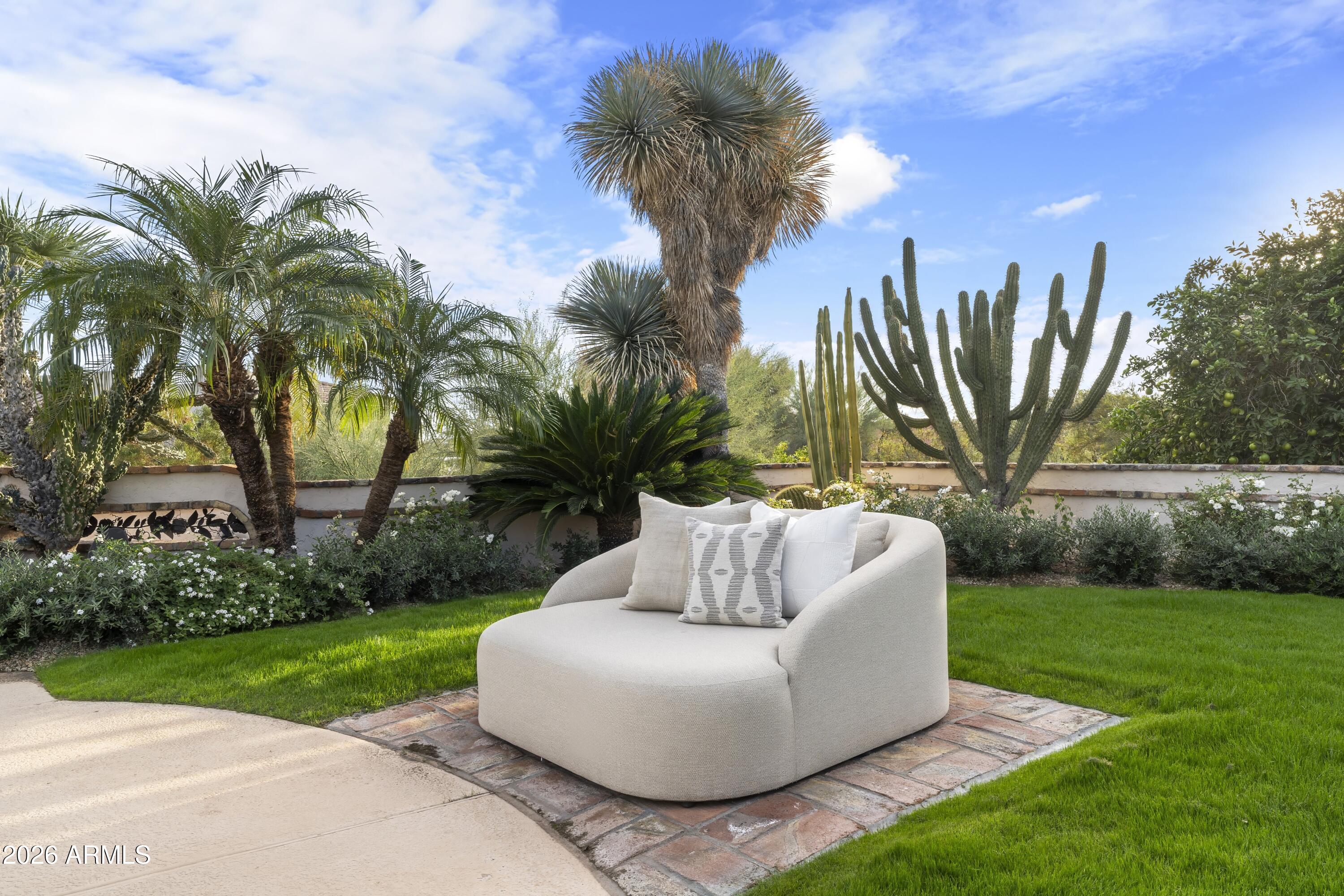 8119 E FOOTHILLS Drive