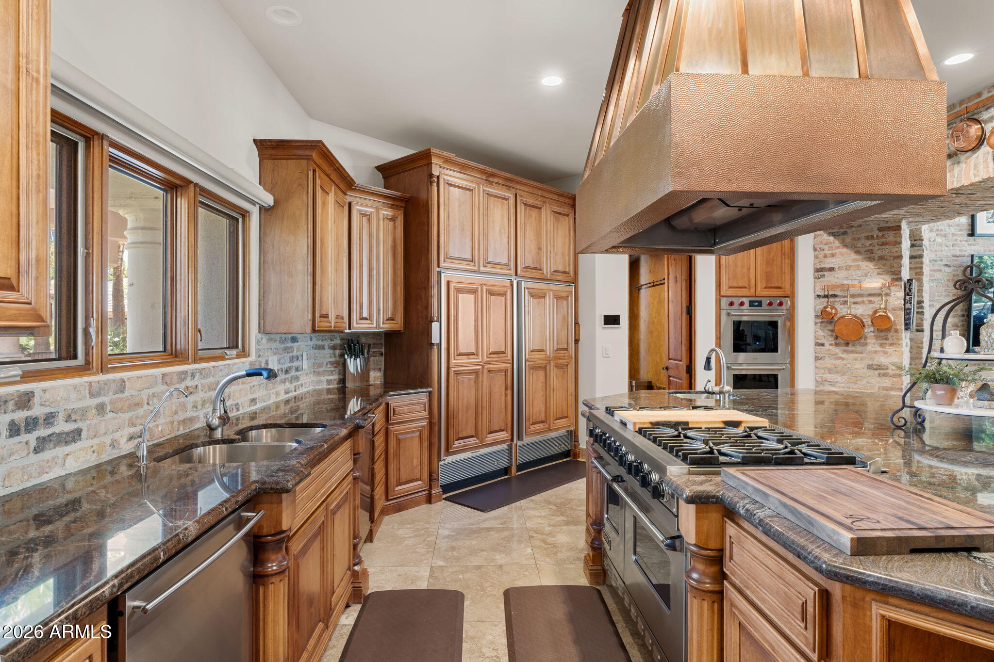 7 E OAKWOOD HILLS Drive